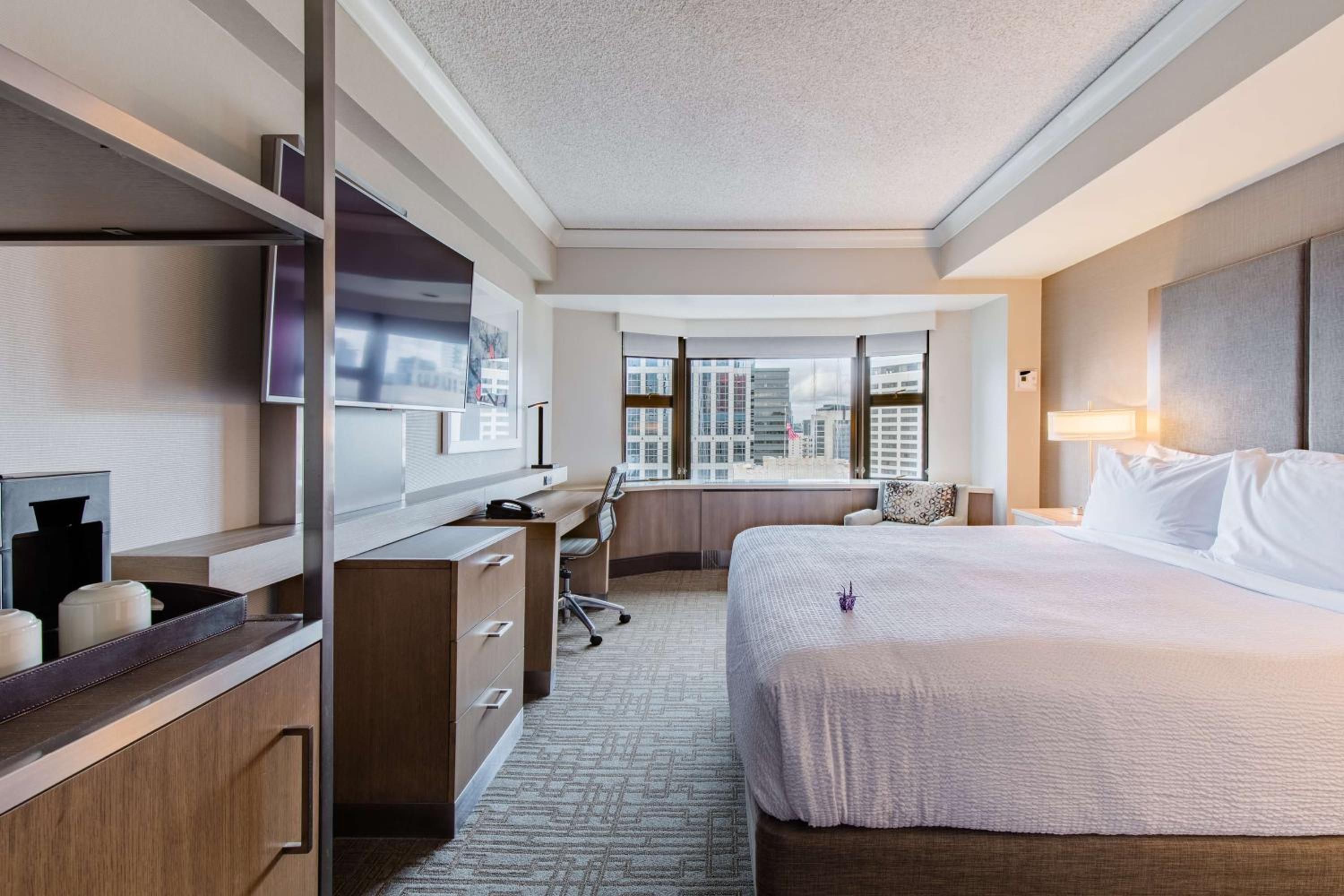 Executive King Room with Skyline View photo 3