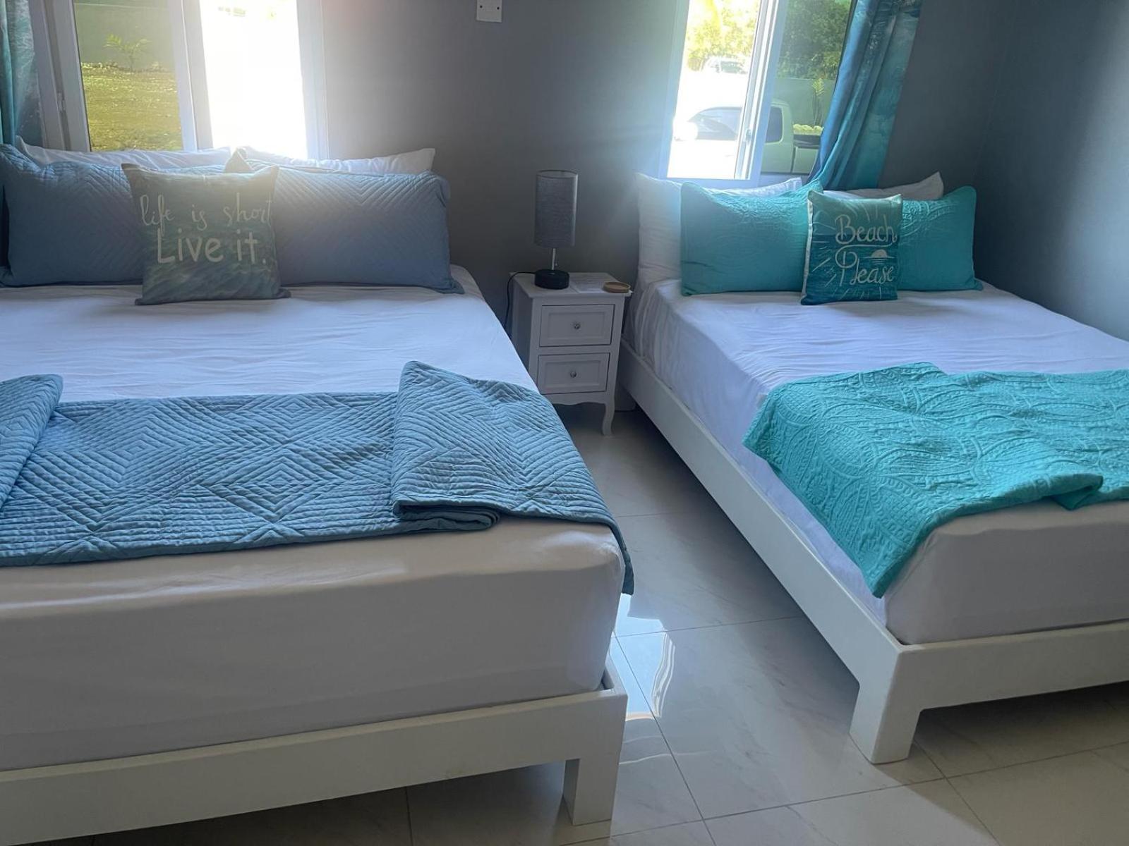 Queen Room with Shared Bathroom photo 3