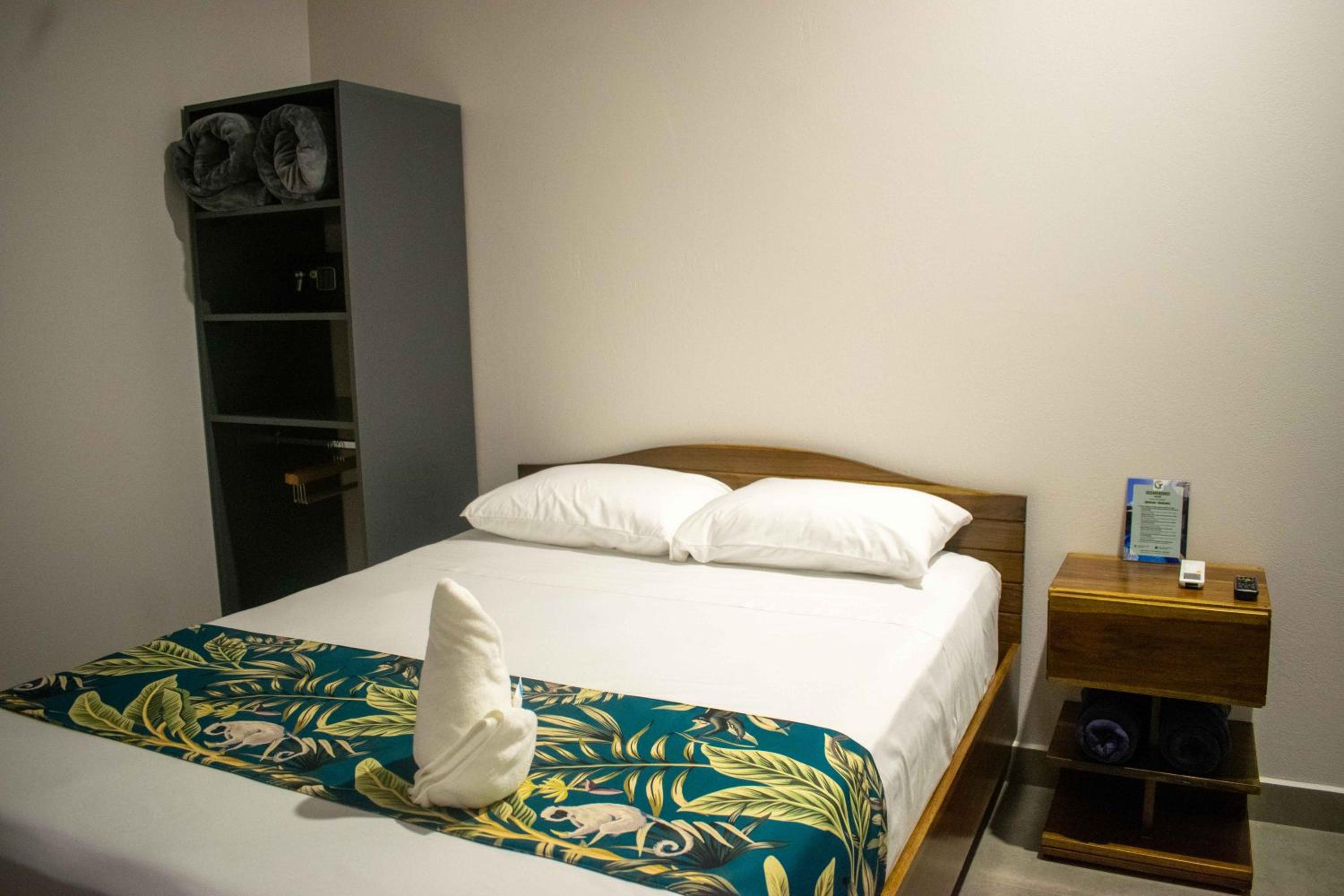 Standard Queen Room with Two Queen Beds photo 3