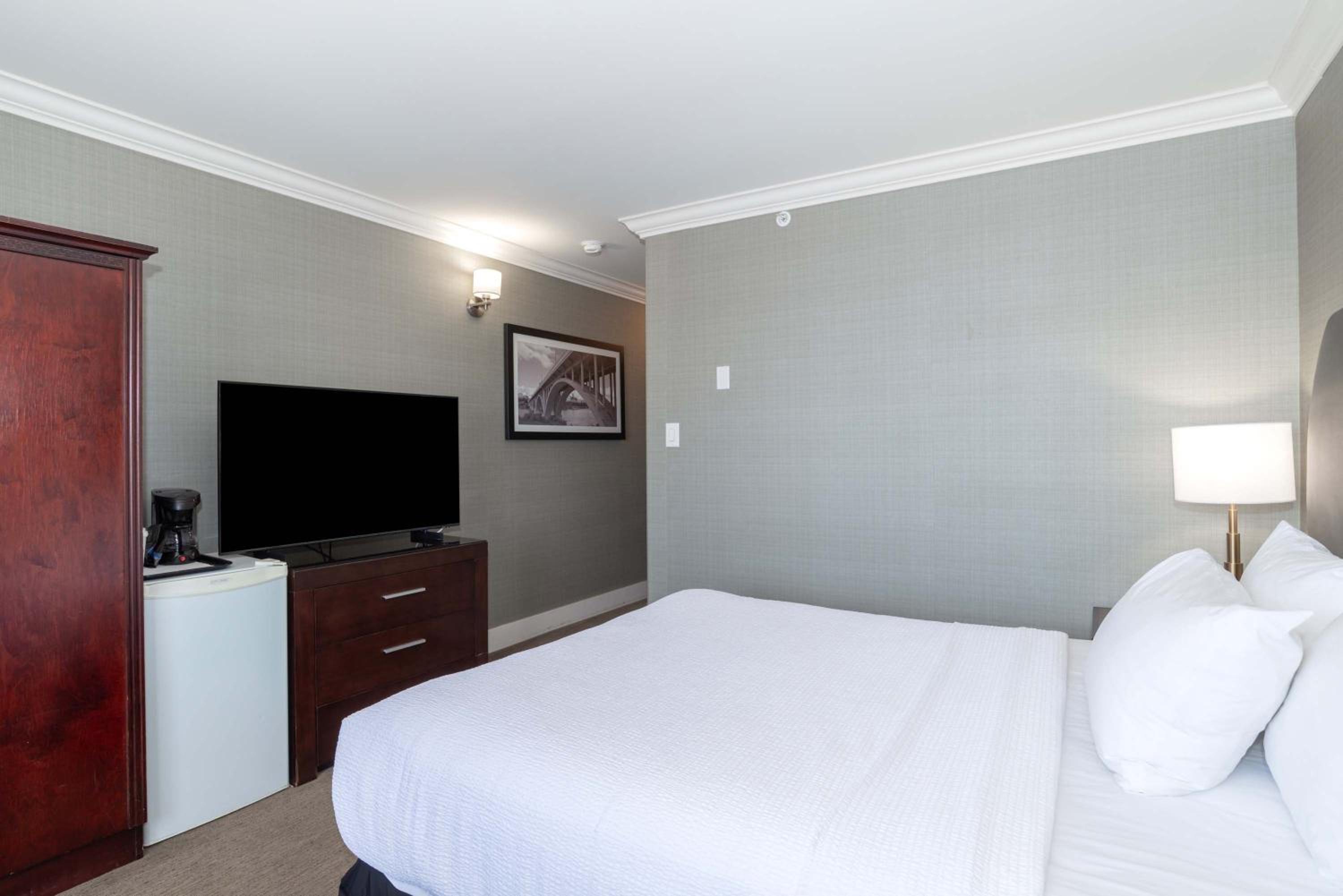 Standard Room, 1 Queen Bed - Photo 4
