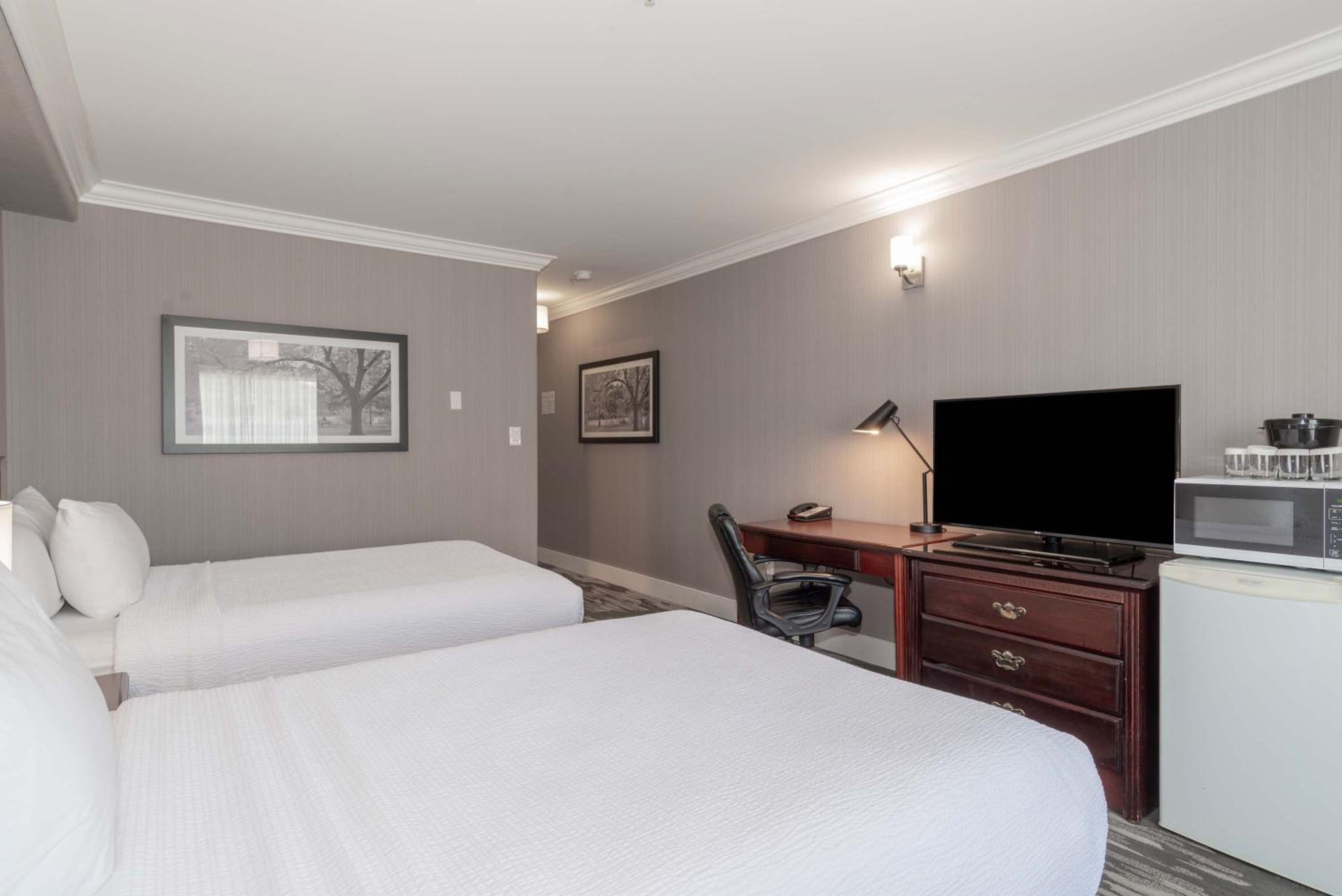 Standard Room, 2 Queen Beds - Photo 3