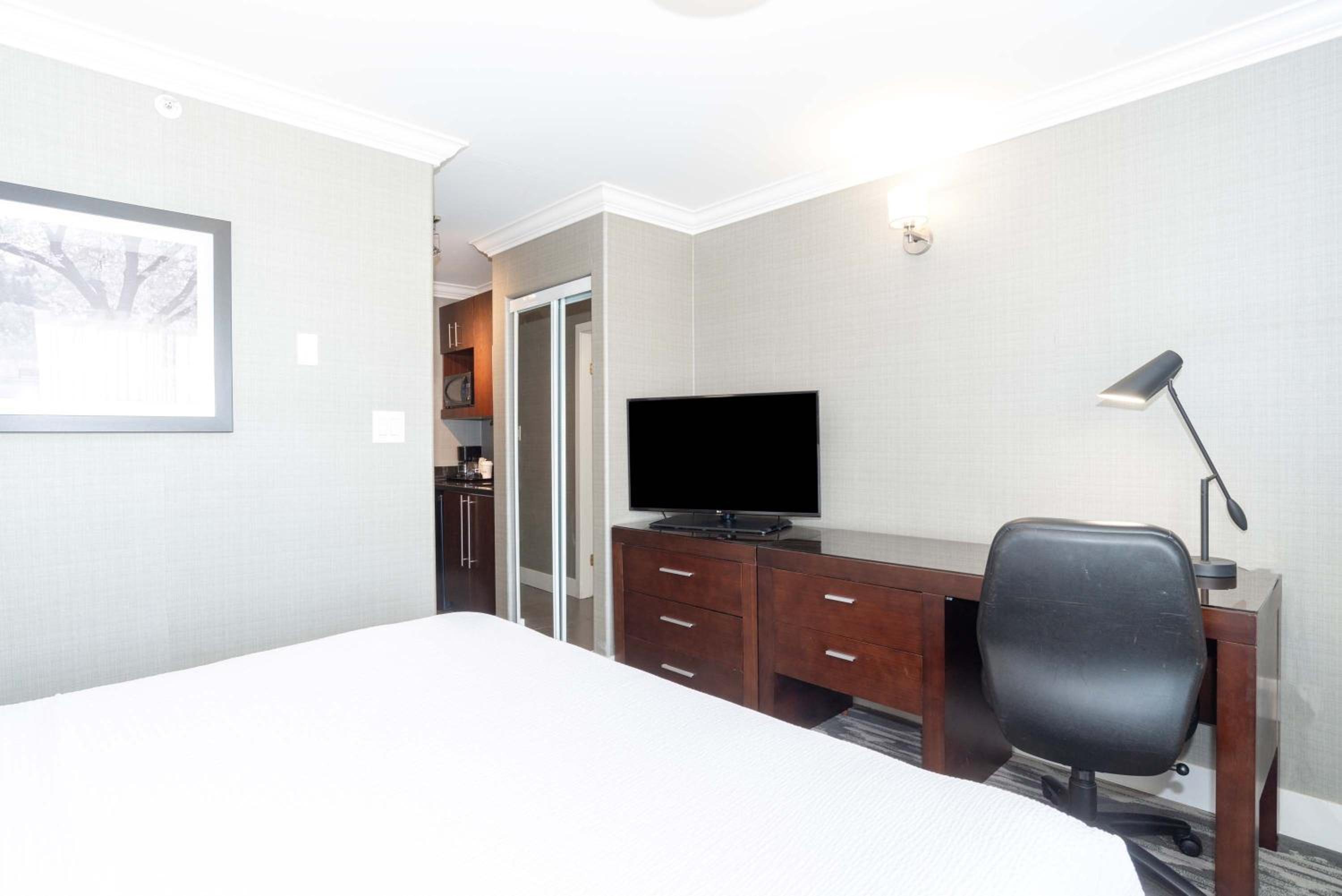 Standard Suite, 1 King Bed, Sofa Bed, Kitchenette - Photo 5