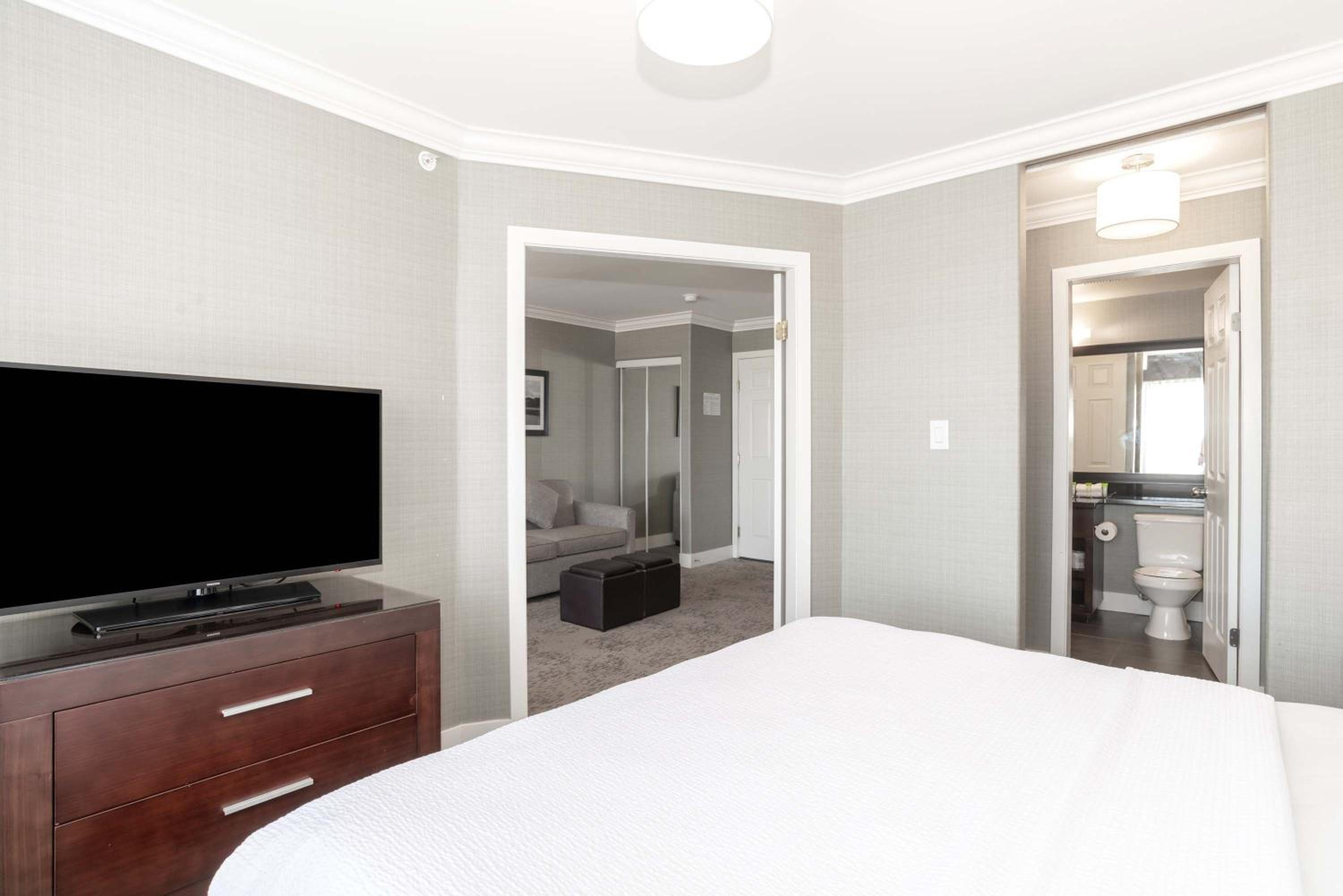 Grand Suite, 1 King Bed, Sofa Bed, Kitchenette - Photo 3
