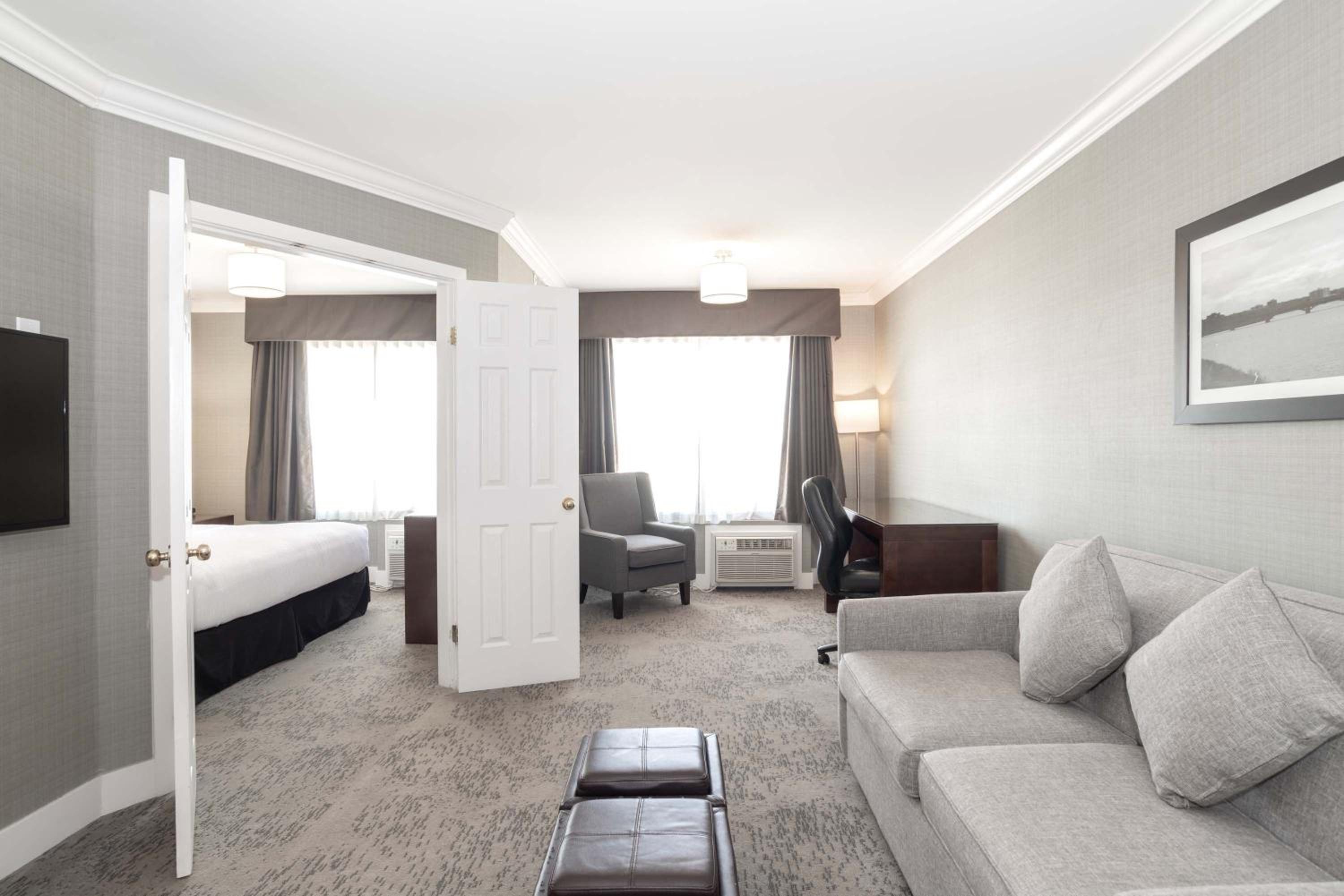 Grand Suite, 1 King Bed, Sofa Bed, Kitchenette - Photo 4