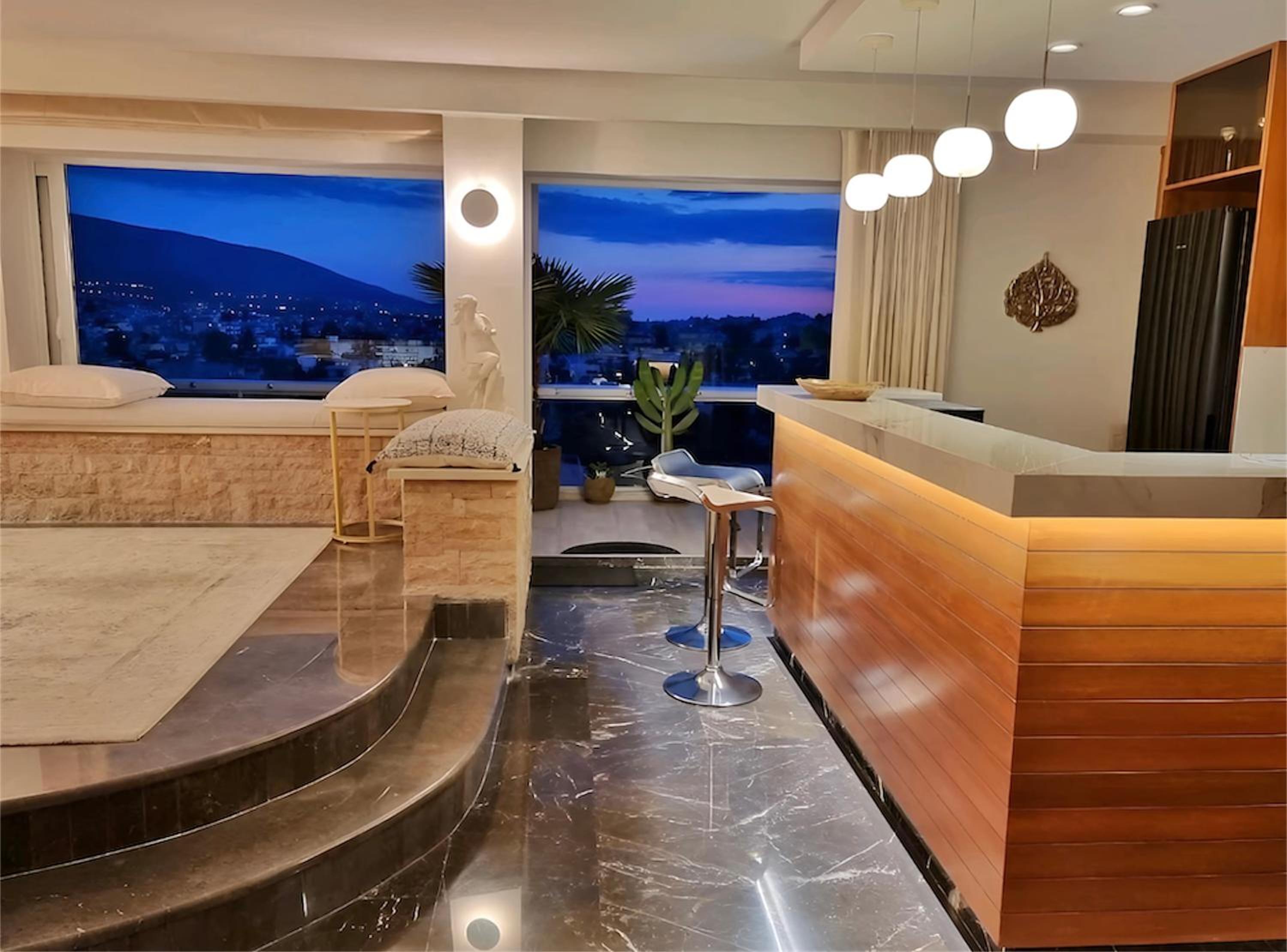 Penthouse Suite with private Infinity Jacuzzi photo 1