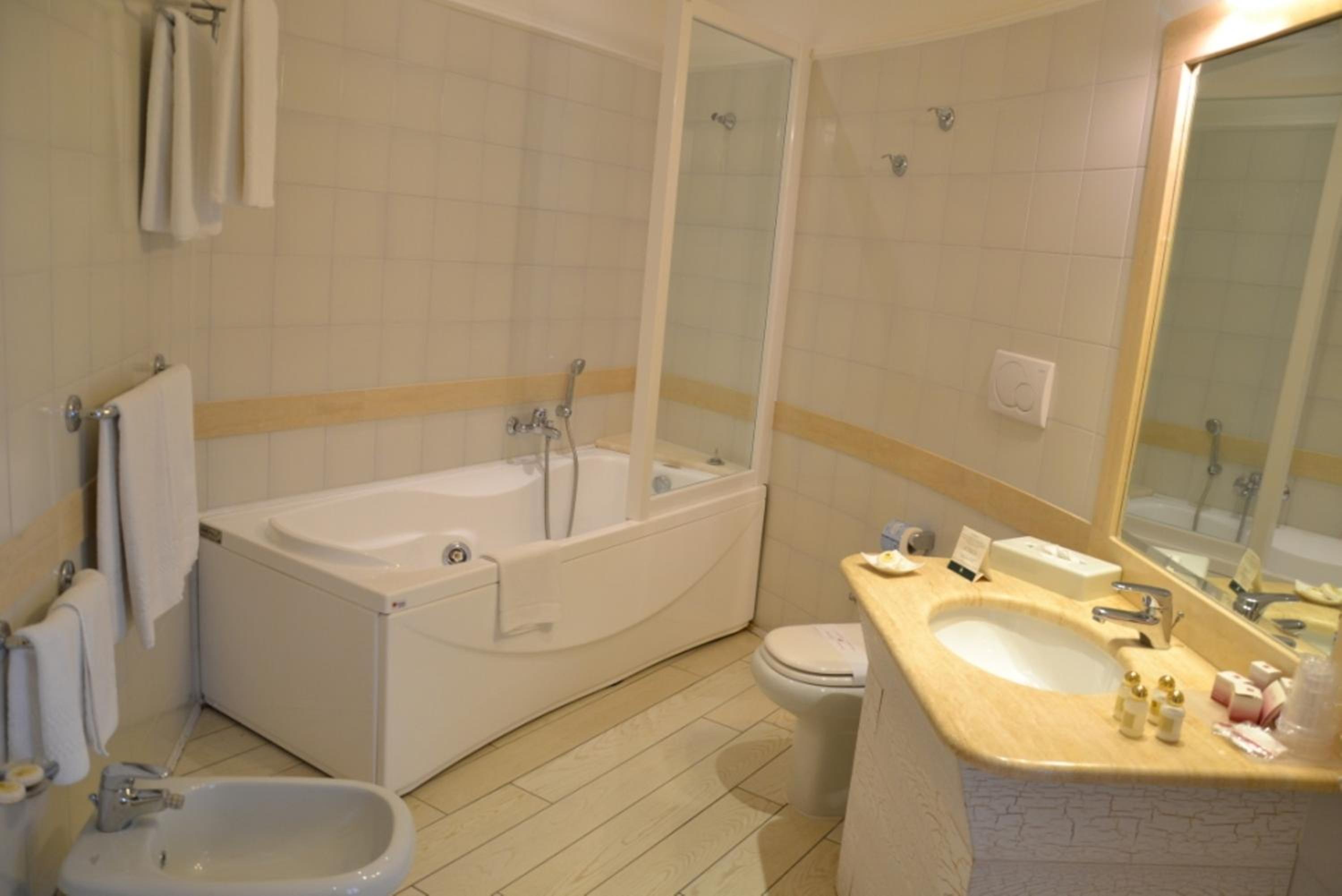 Junior Suite with Pool View - Photo 6