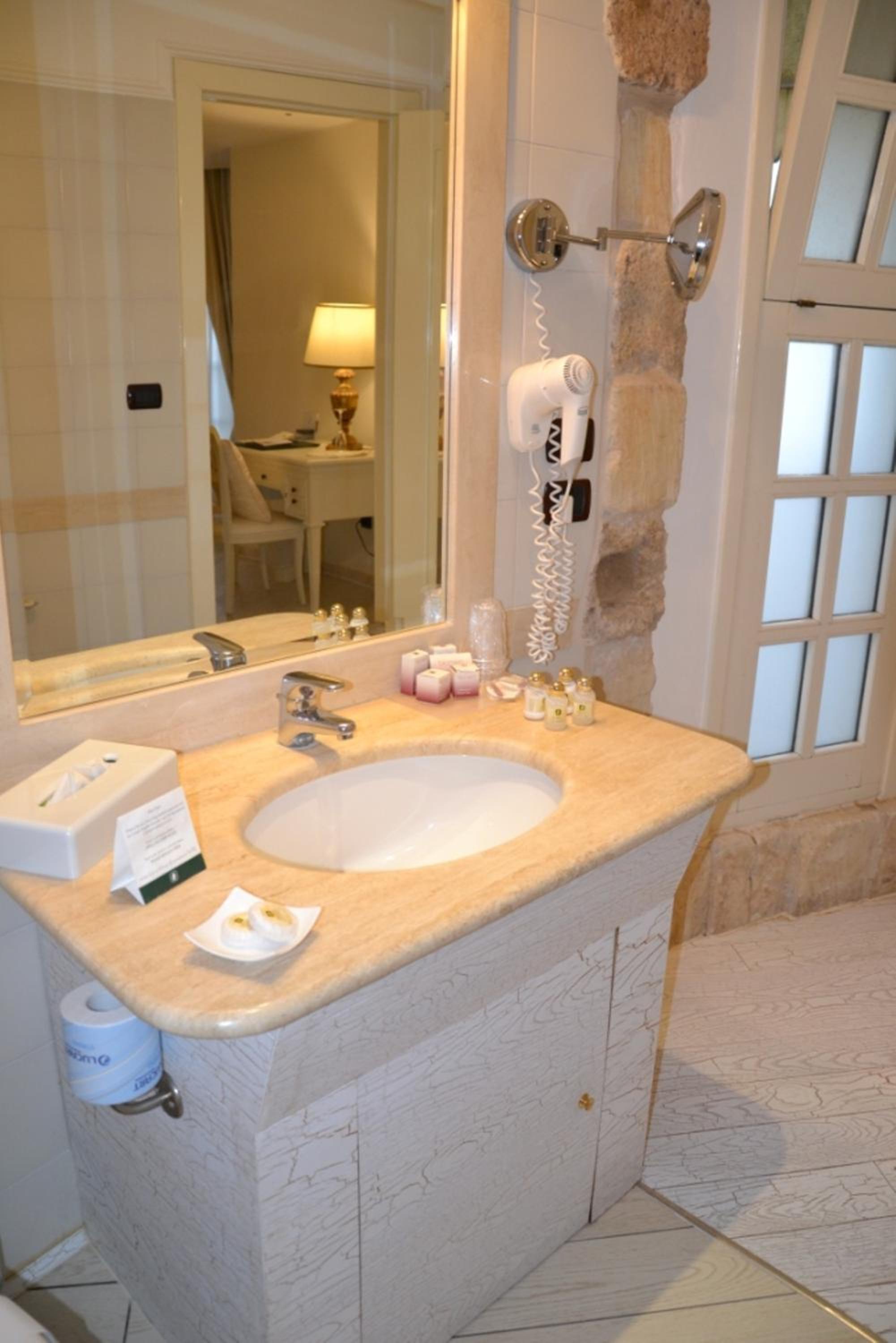 Junior Suite with Pool View - Photo 7