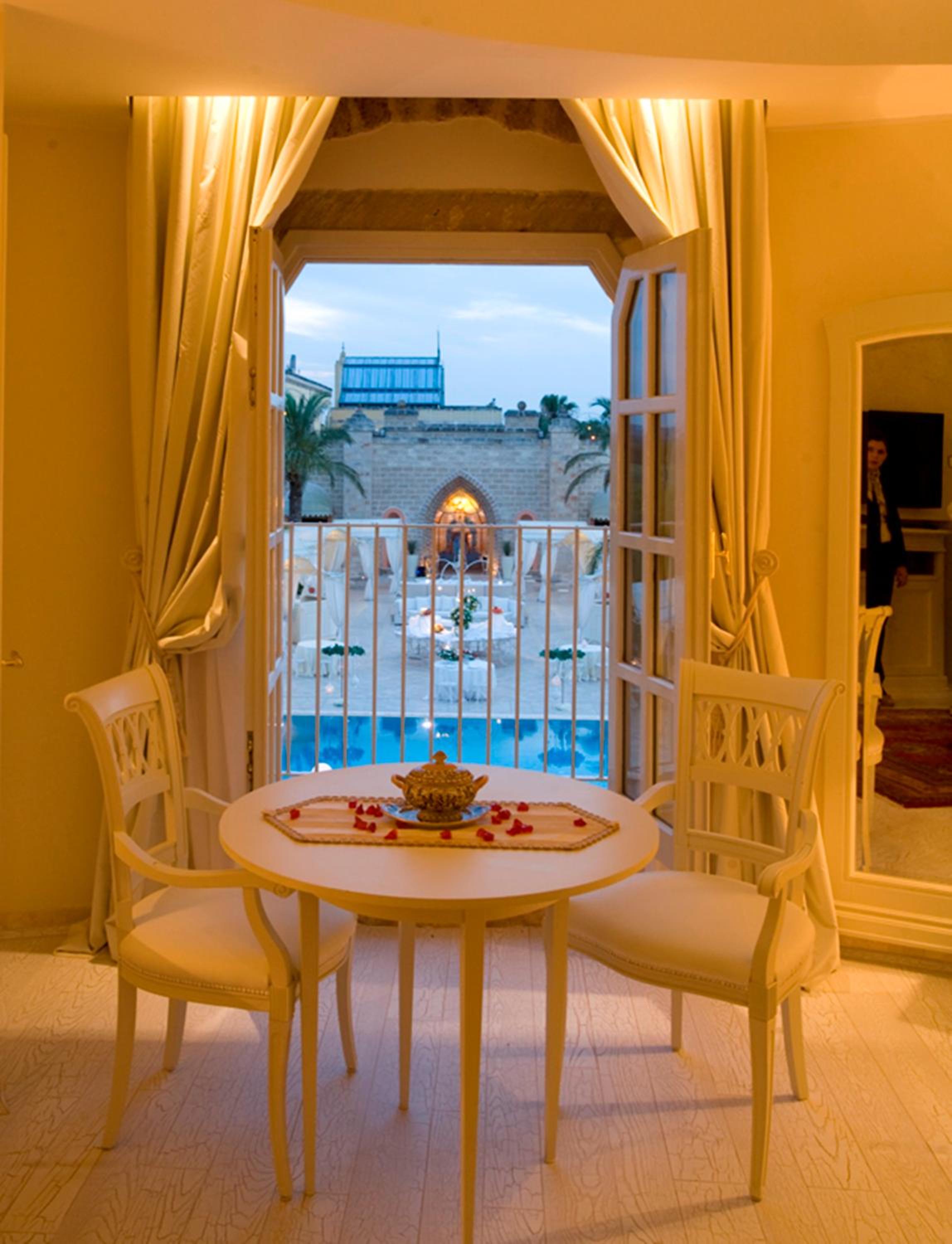 Junior Suite with Pool View - Photo 8