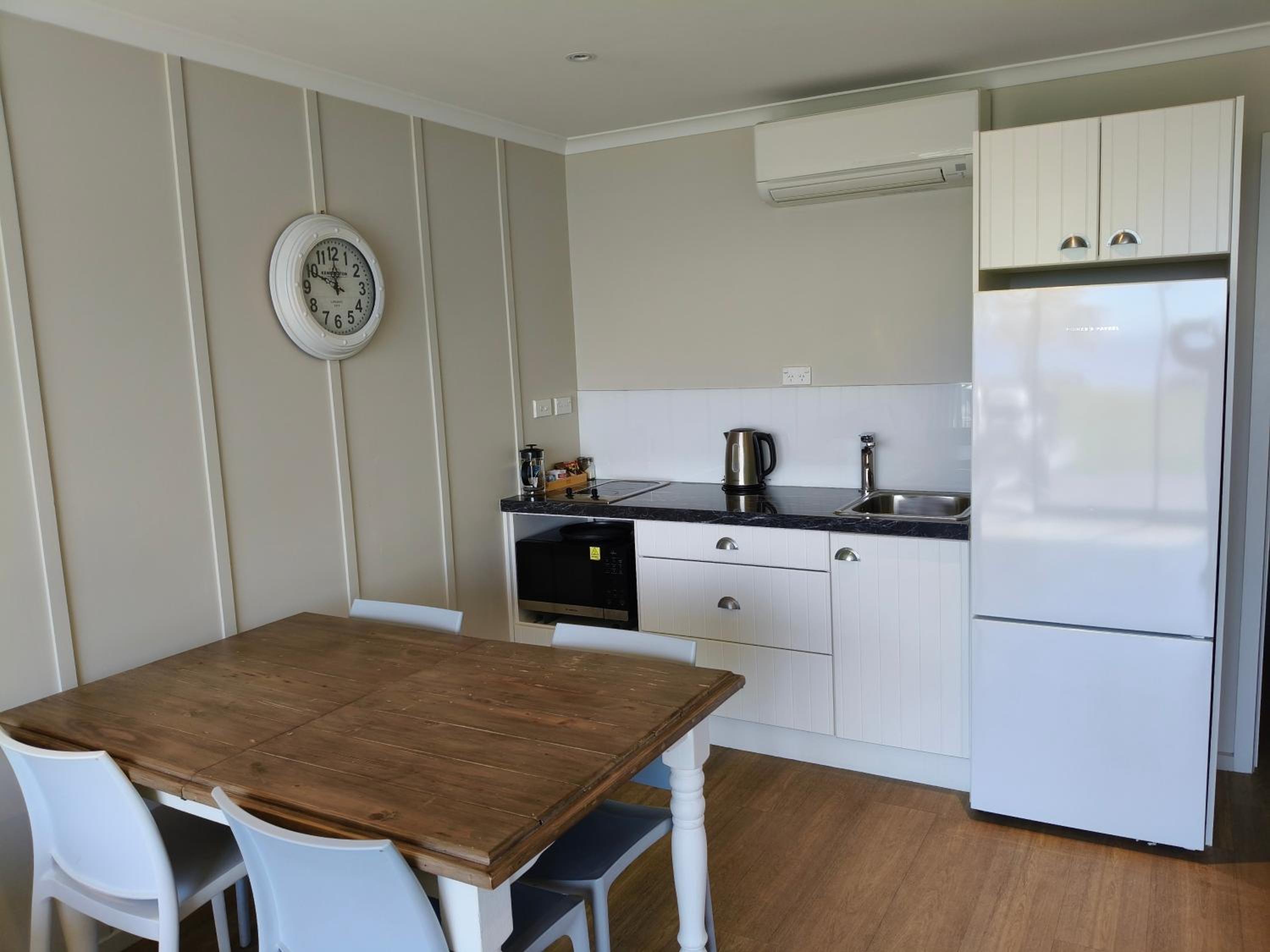Classic One-Bedroom Apartment with King Bed photo 3