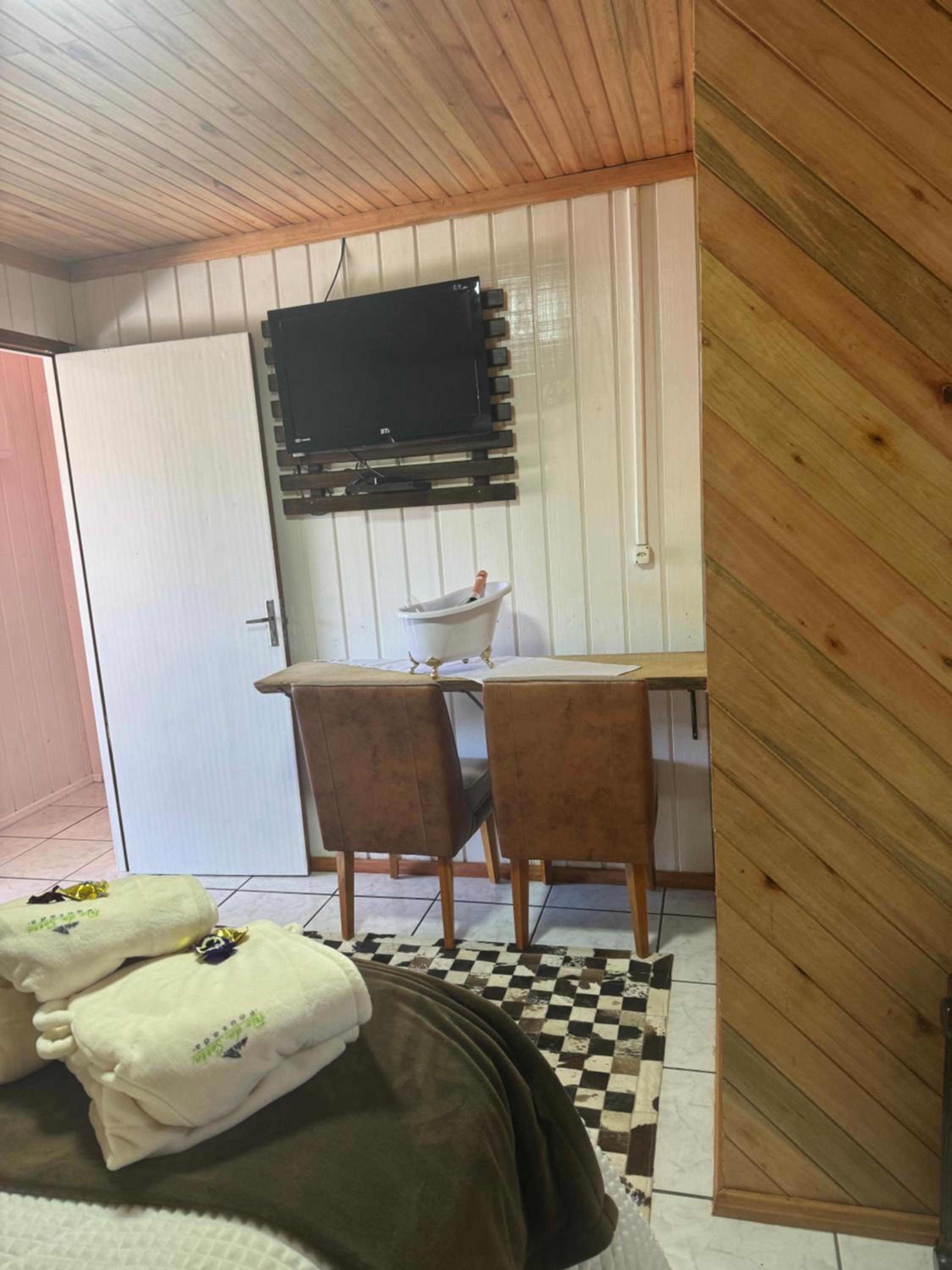Suite - Photo 1
