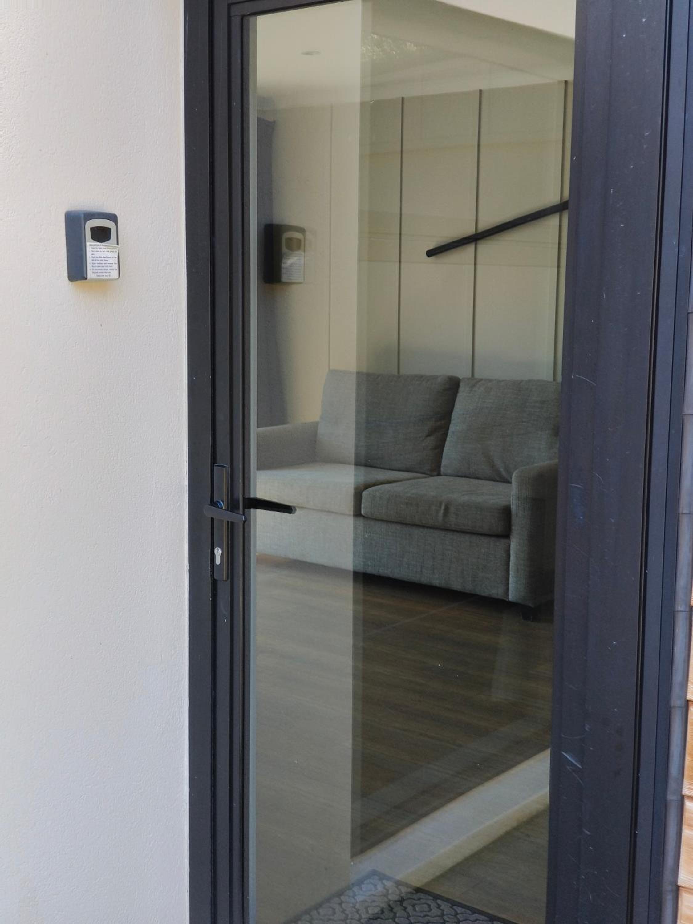 Deluxe One-Bedroom Apartment