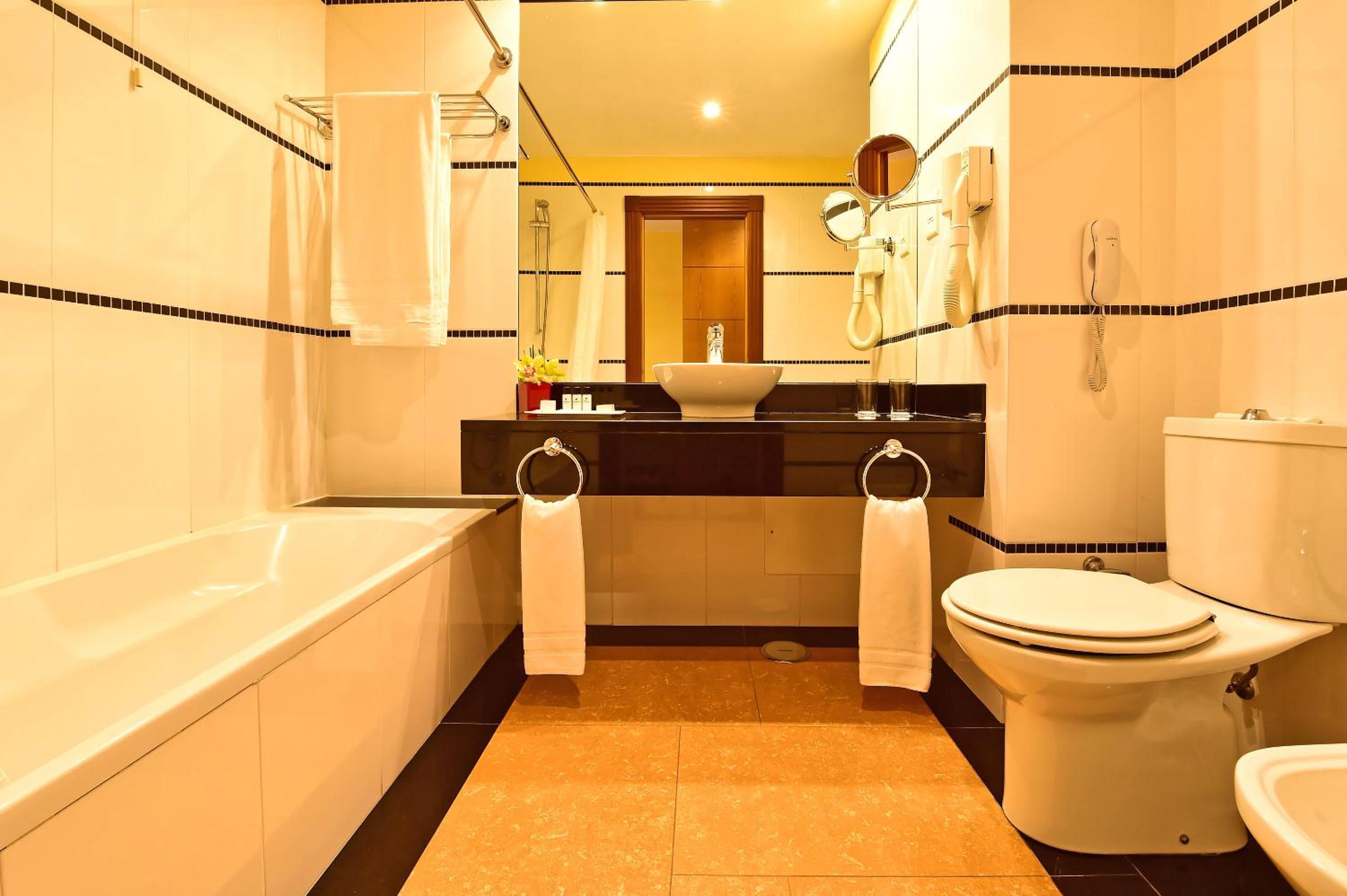 Mezzanine Suite with Hot Tub - Photo 3