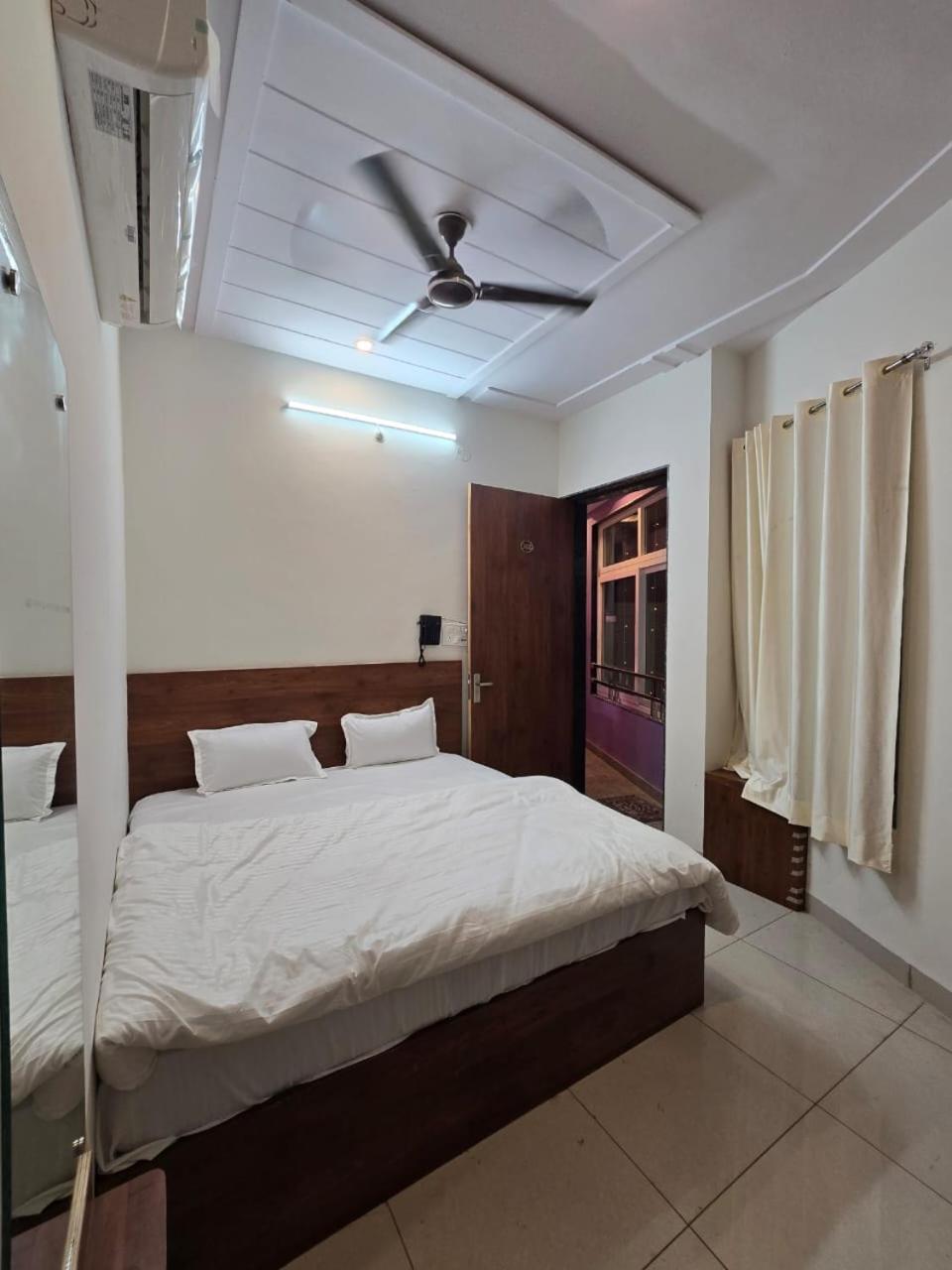 Deluxe Double Room (2 Adults + 1 Child)