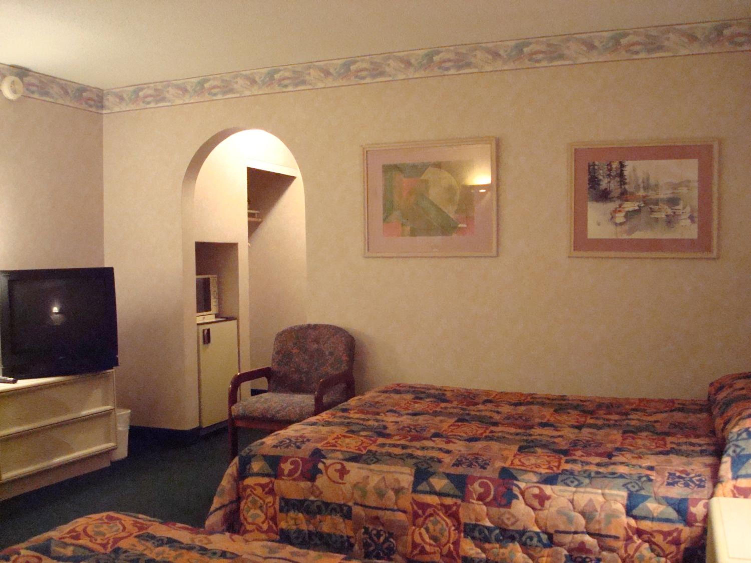 Queen Room with Two Queen Beds - Photo 4