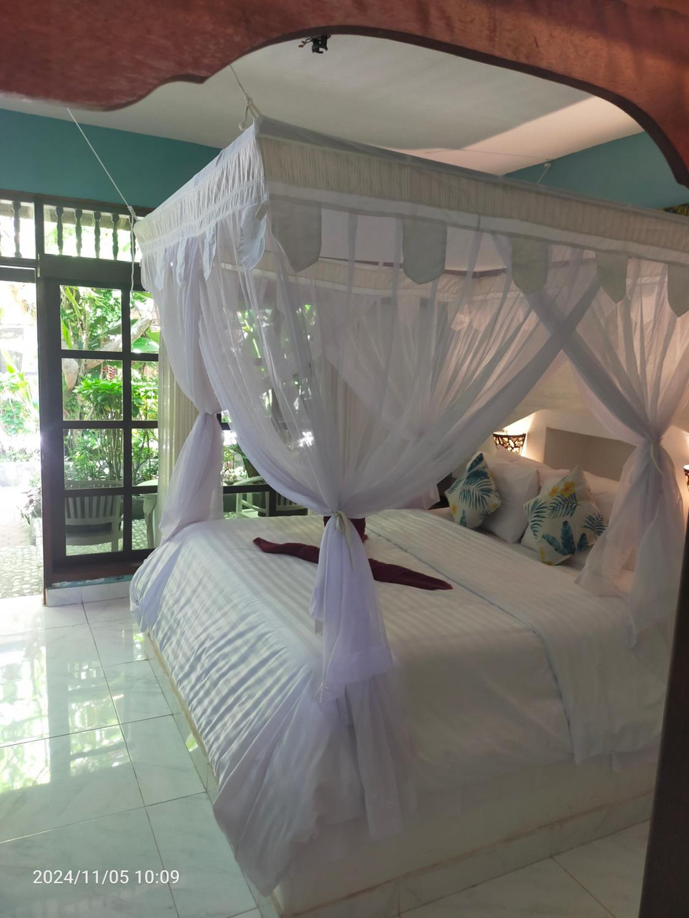 One-Bedroom Bungalow - Photo 1