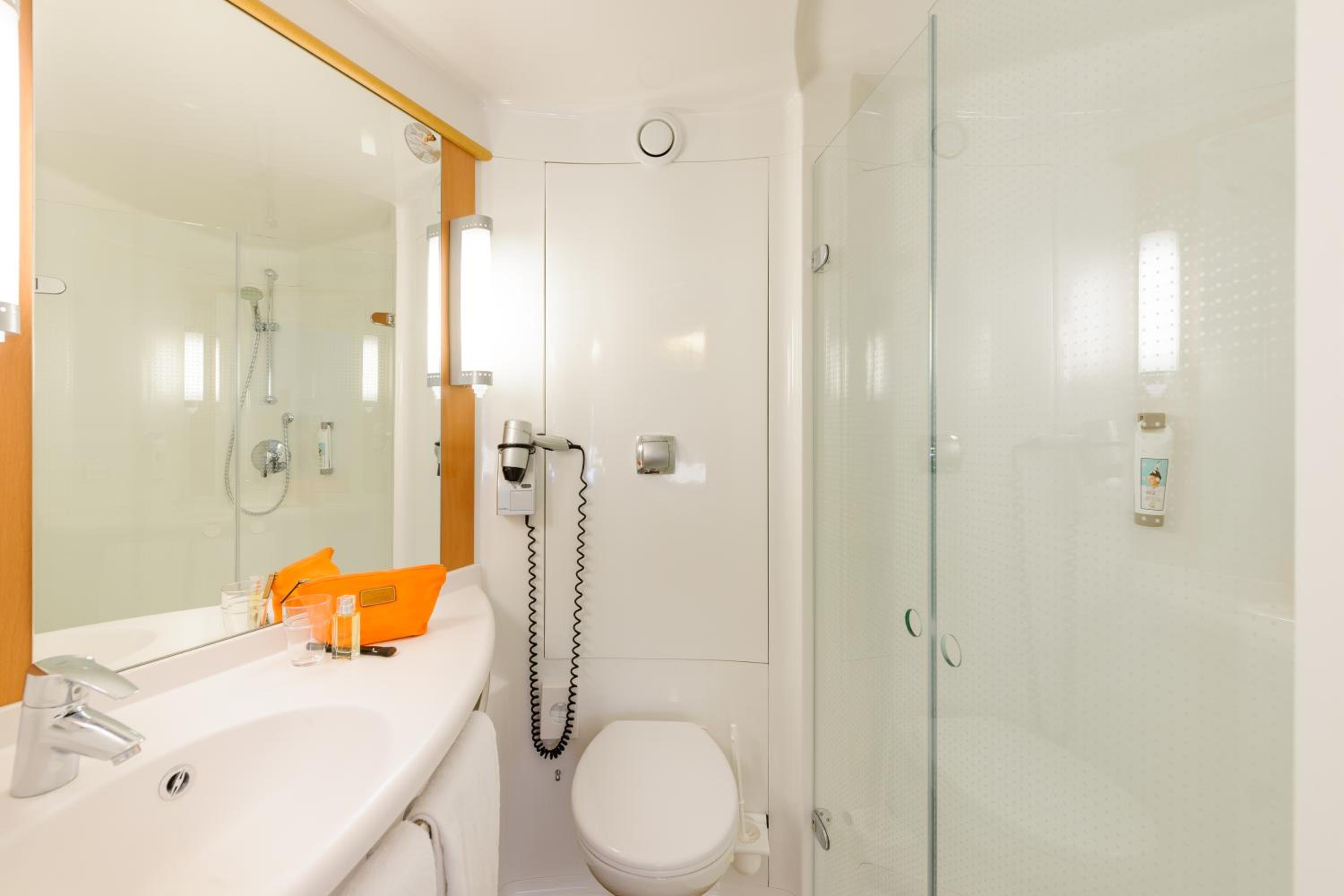 Standard Twin Room - Photo 10