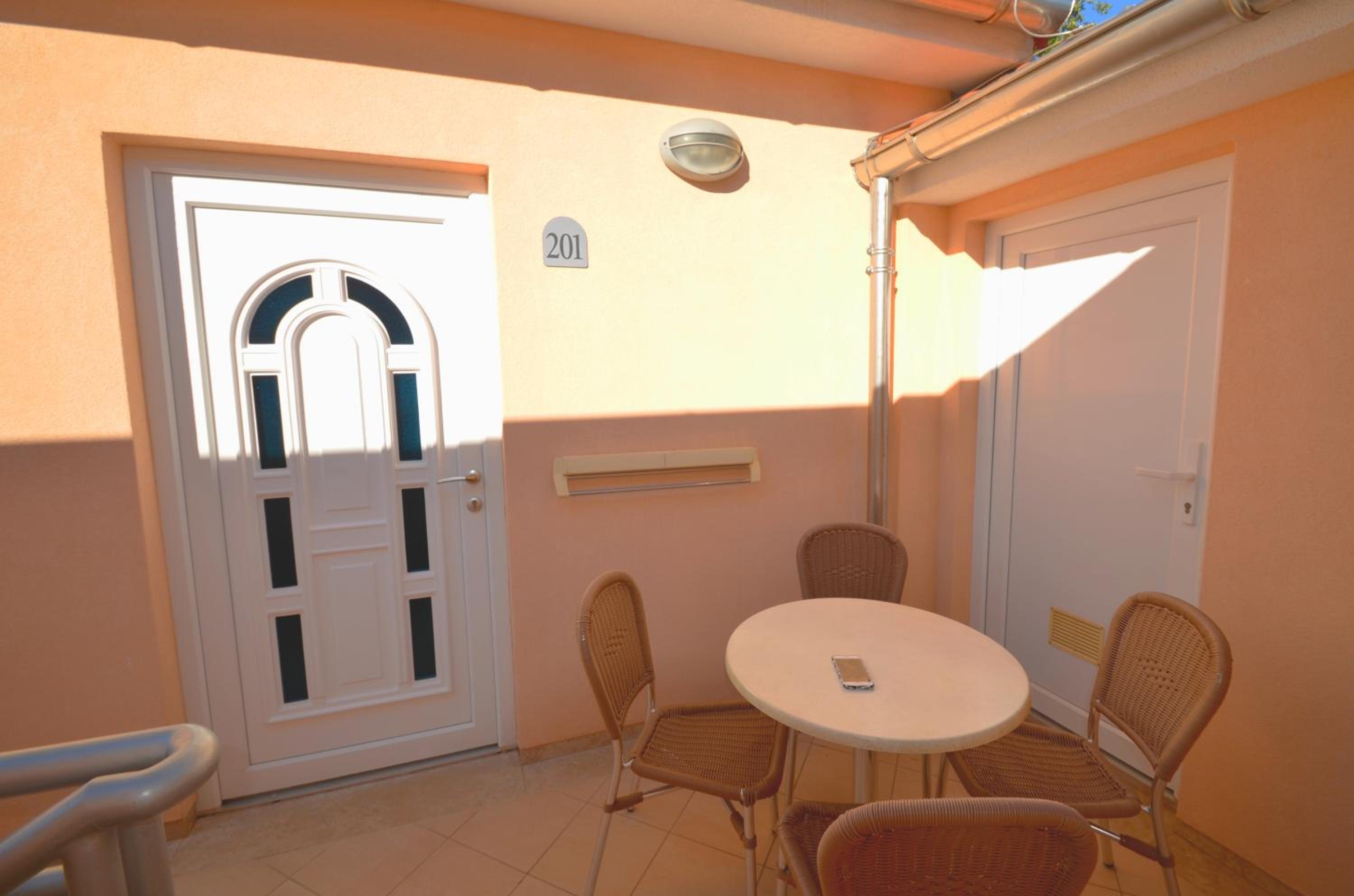 Standard One-Bedroom Apartment - Photo 20
