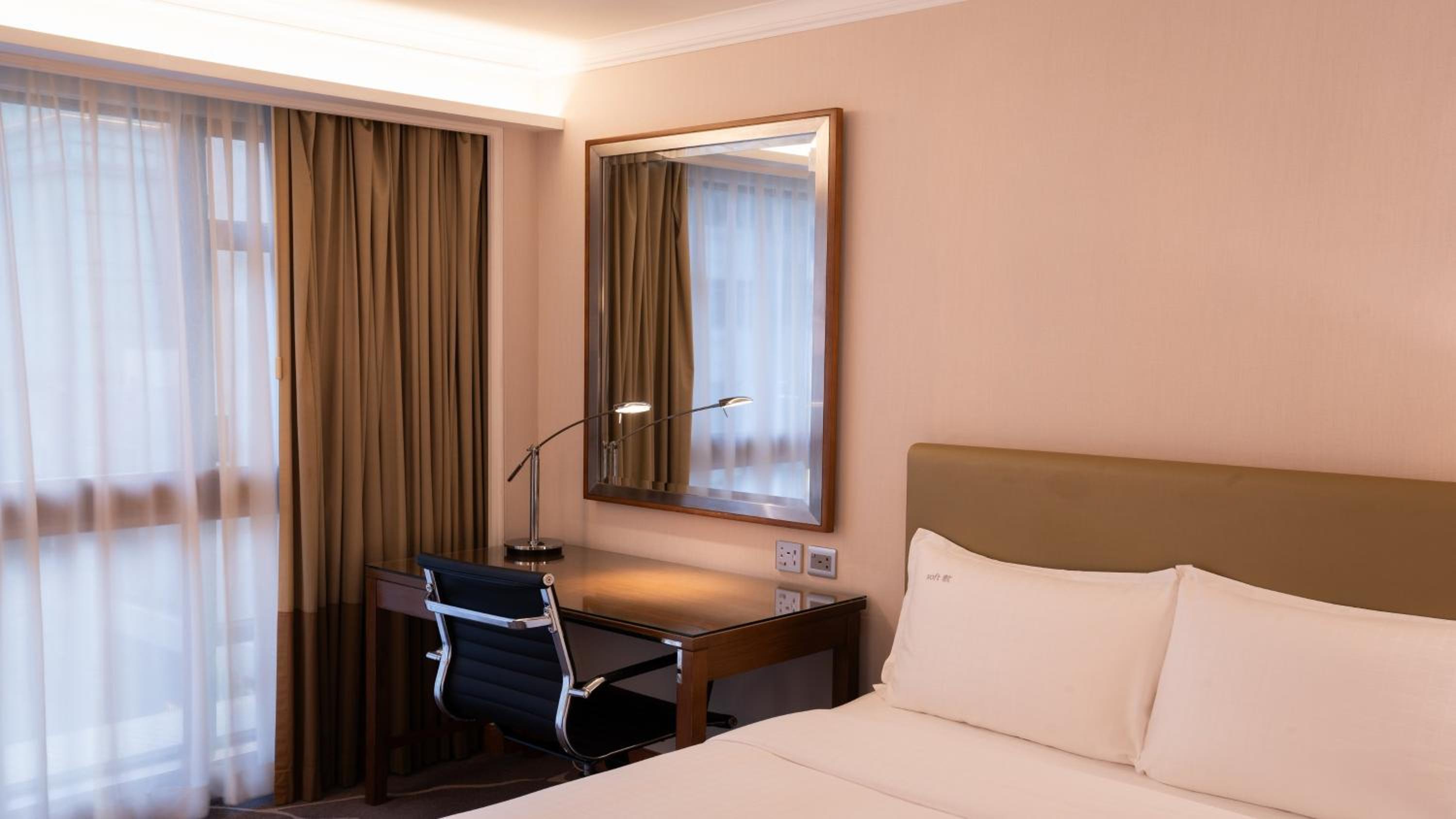 Premium King Room thumbnail 6