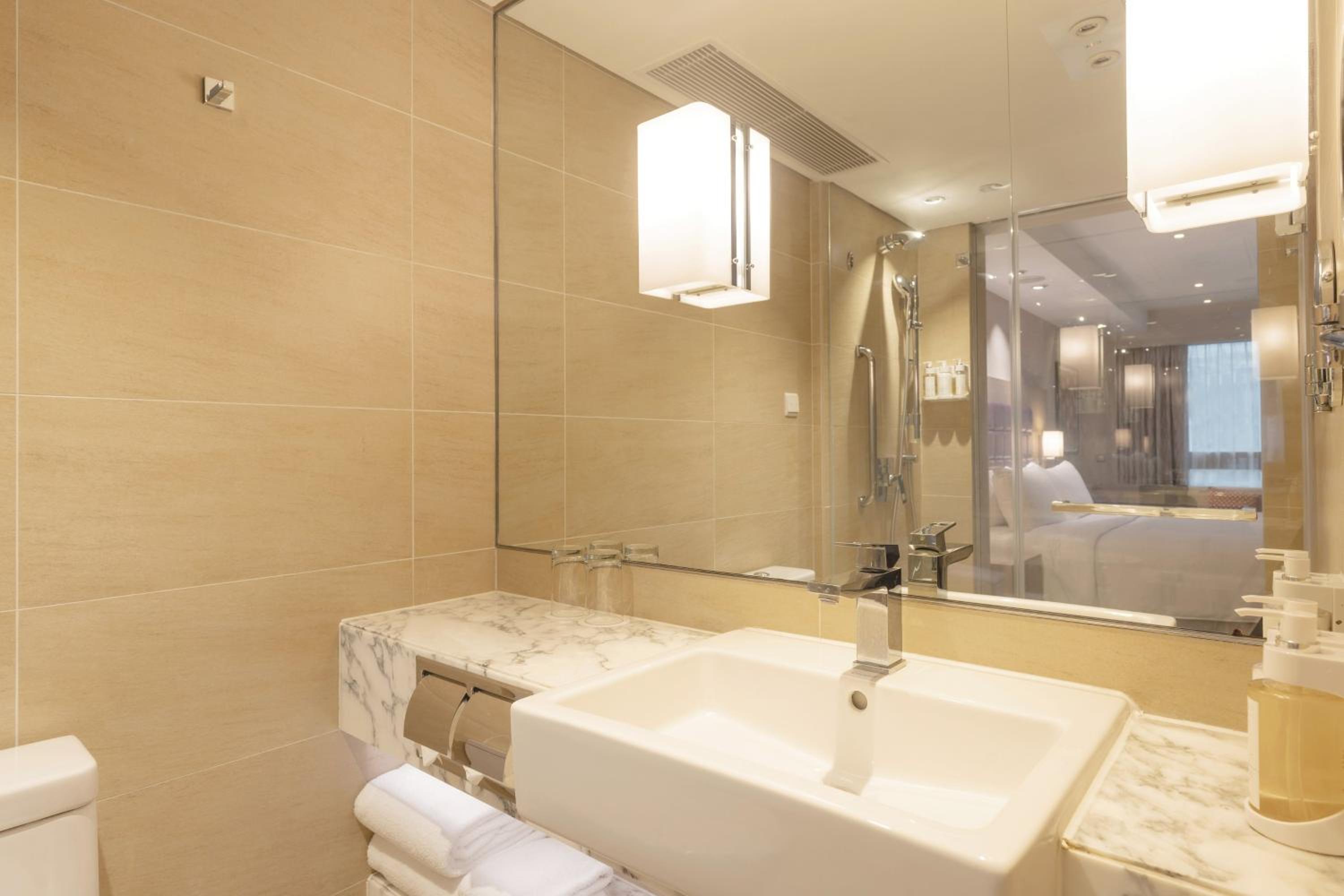 Premium King Room - High Floor thumbnail 6