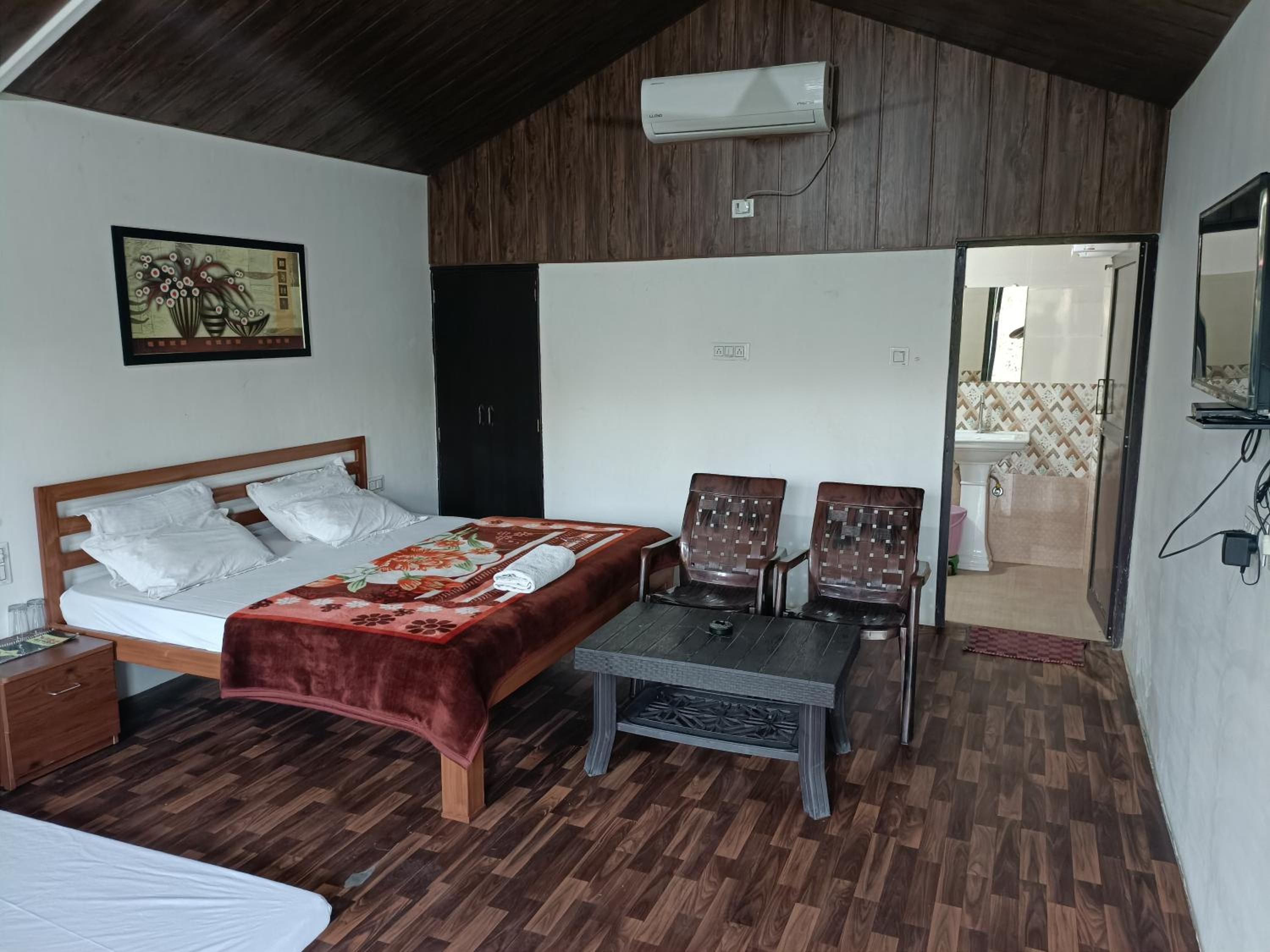 Deluxe King Room - Photo 23