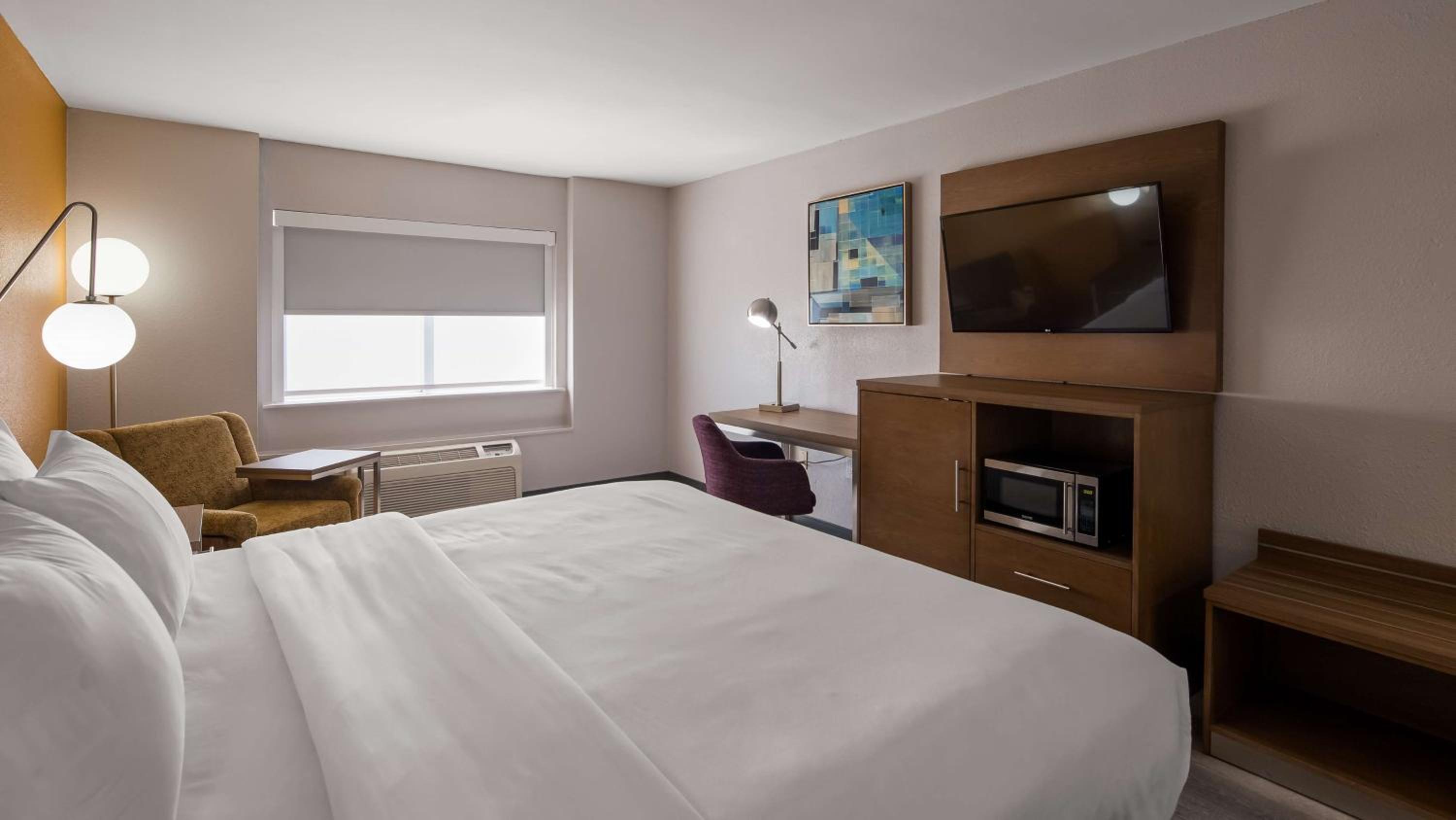 King Room - Non-Smoking - Photo 2