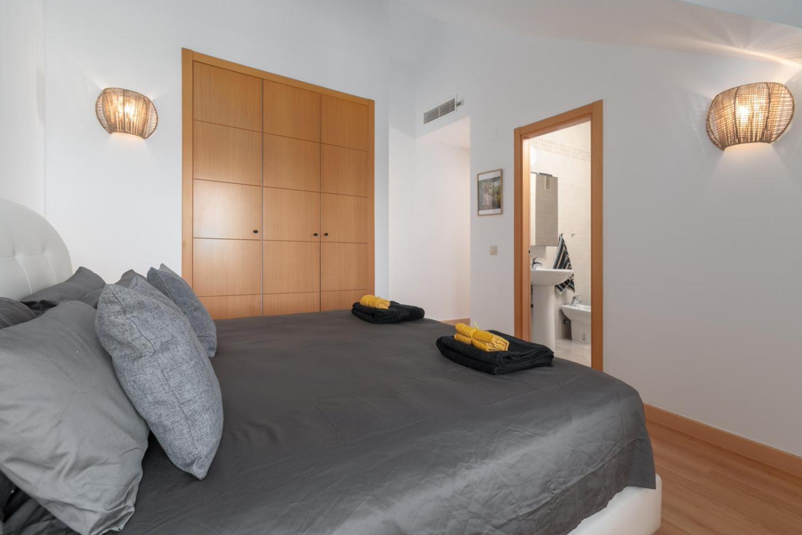 Apartamento de lujo de dos habitaciones con balcón
