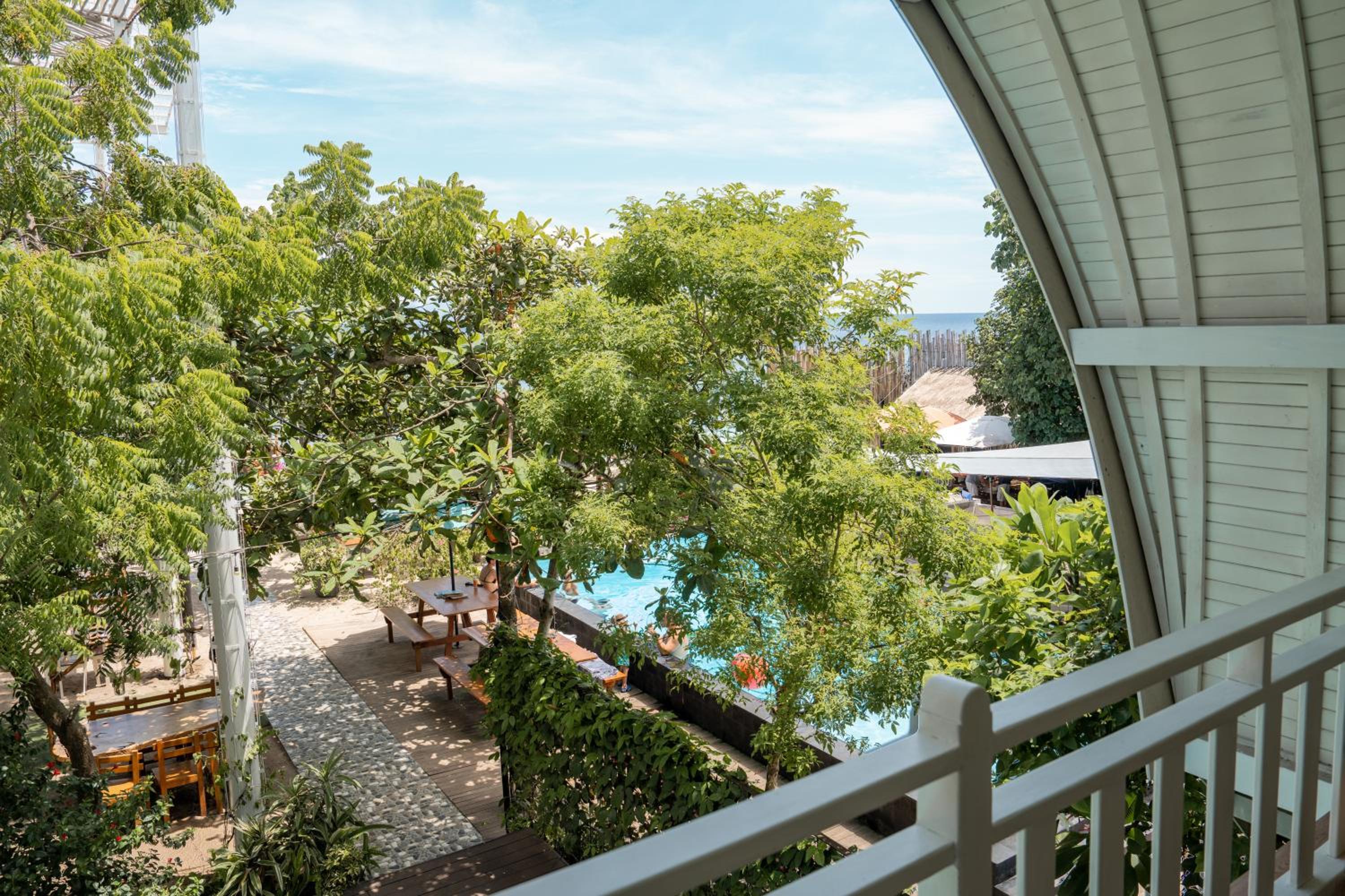 Deluxe Room Beachfront with Balcony - Photo 11
