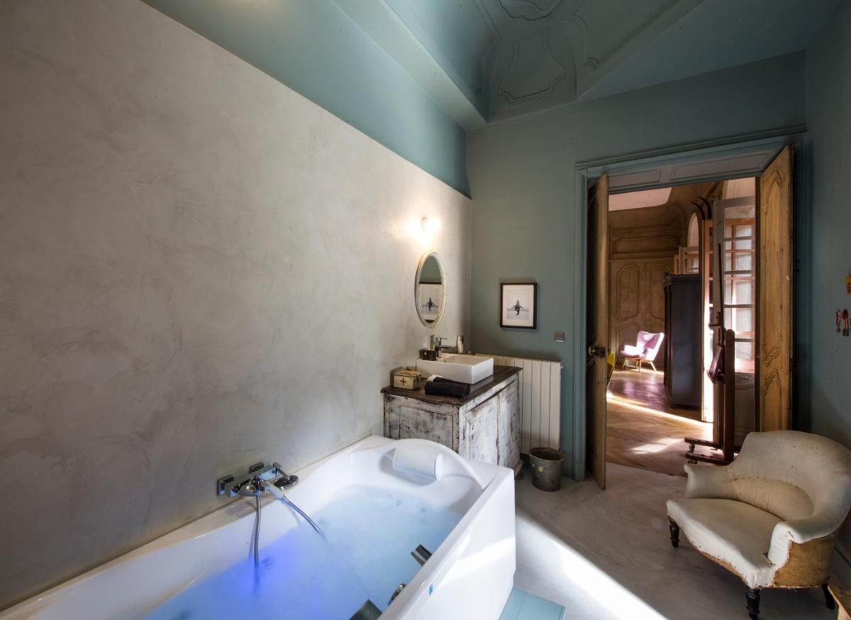 King Suite with Spa Bath photo 2