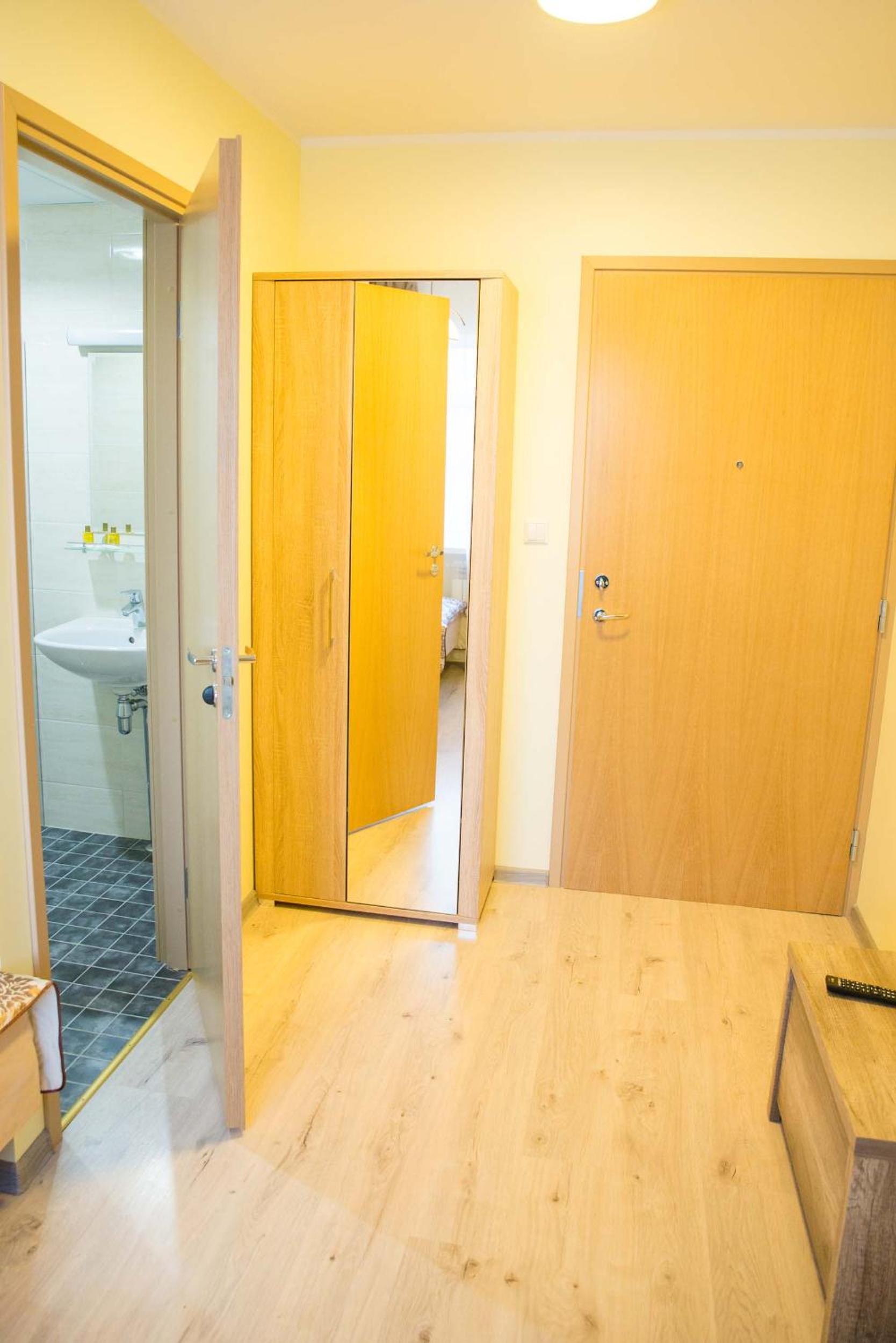 Standard Twin Room - Photo 14