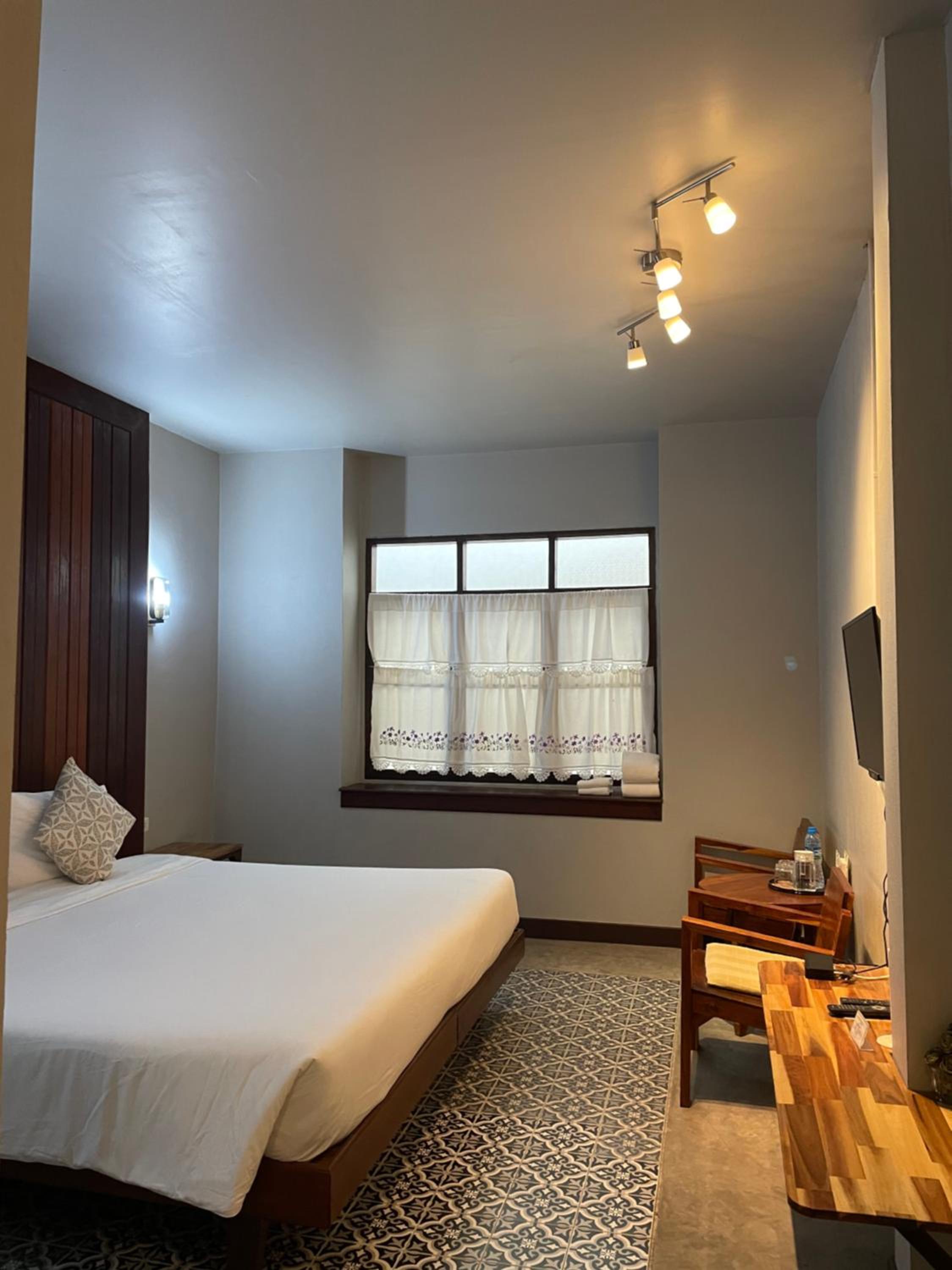 Standard King Room - Photo 6