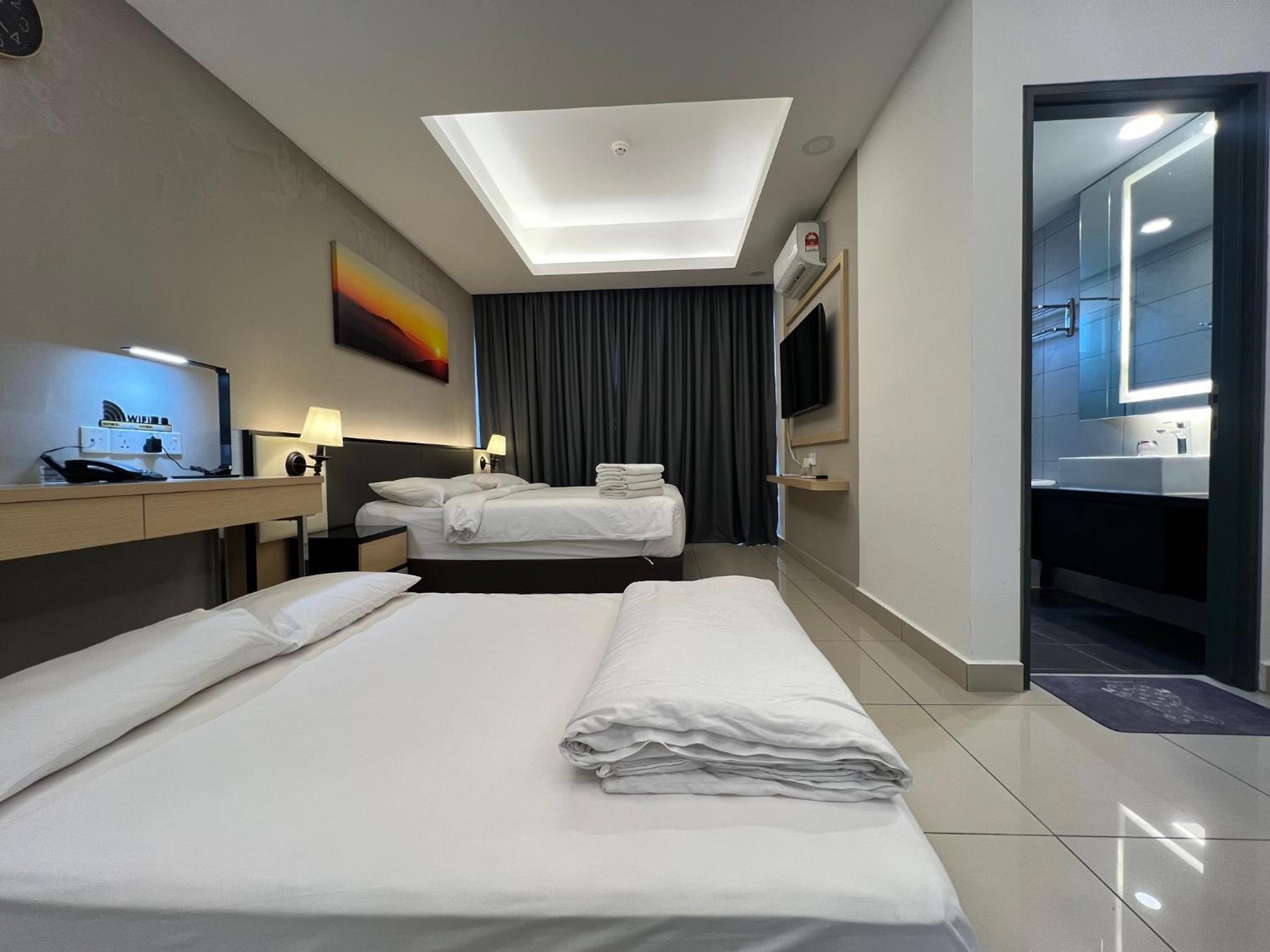 Deluxe King Room - Photo 1