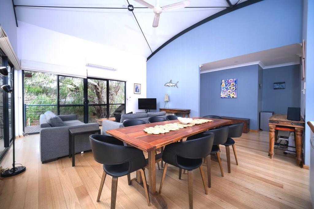 Three-Bedroom House photo 2