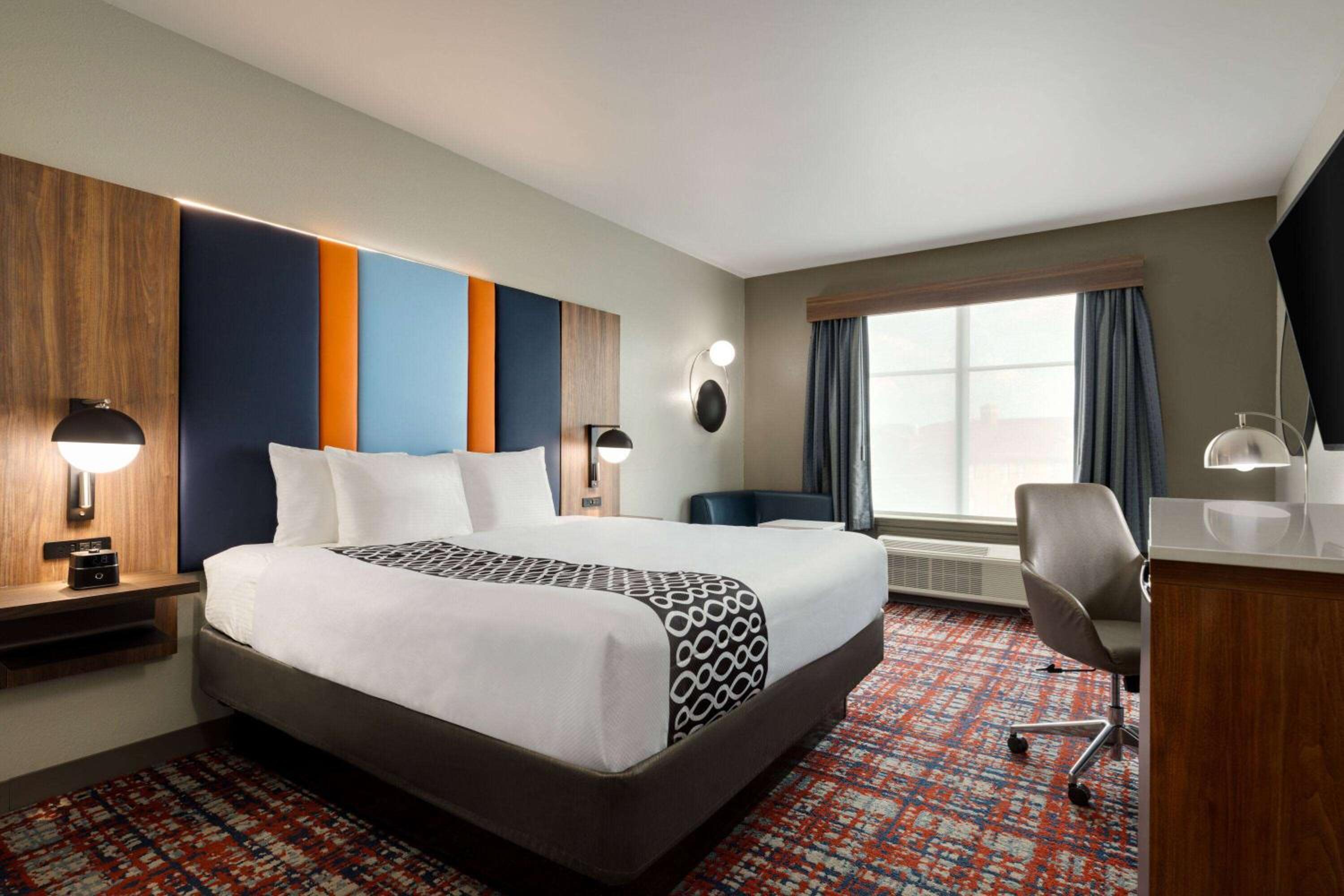 Deluxe King Room - Non-Smoking - Photo 1