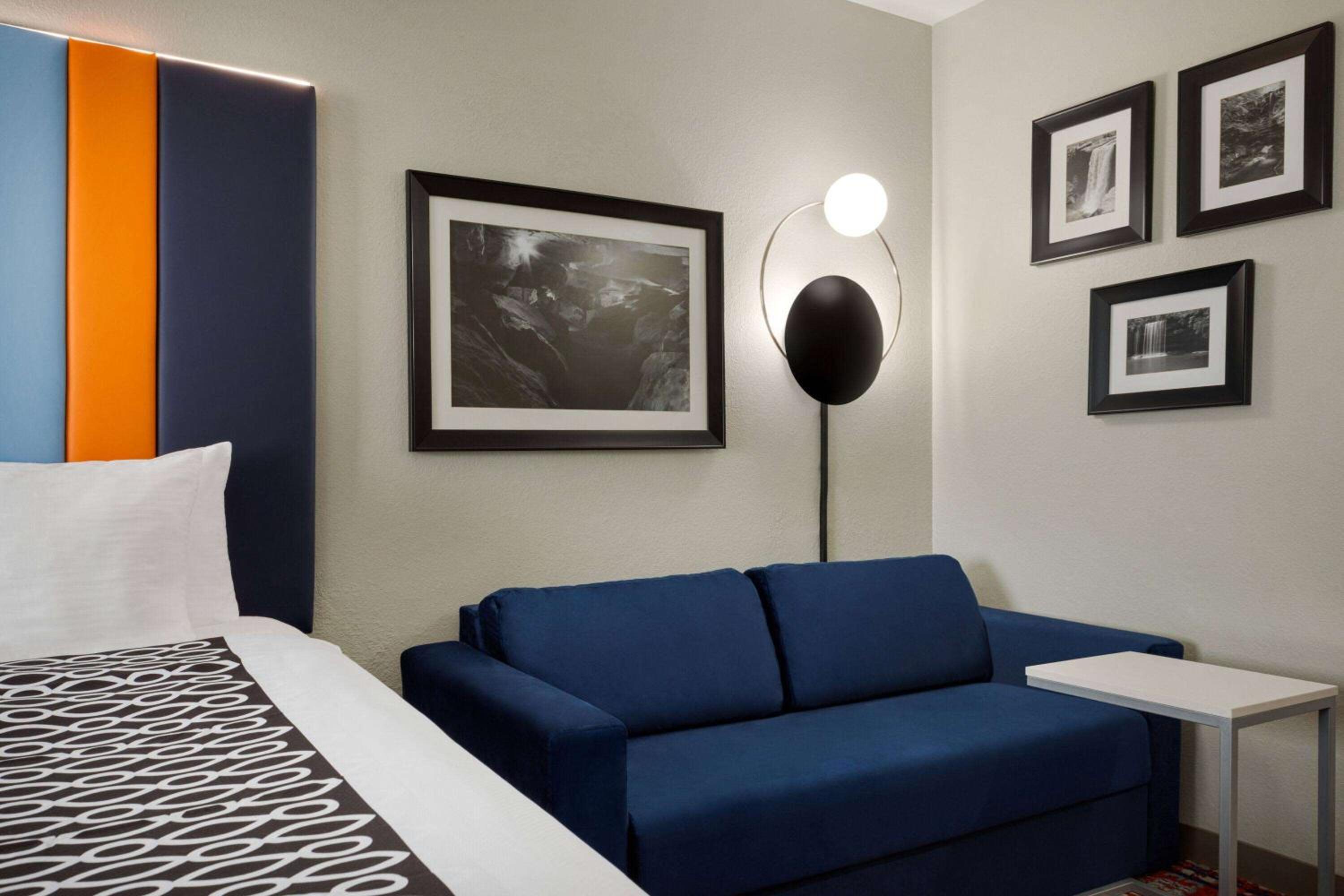 Deluxe Studio Suite with Two Queen Beds - Non-Smoking - Photo 3