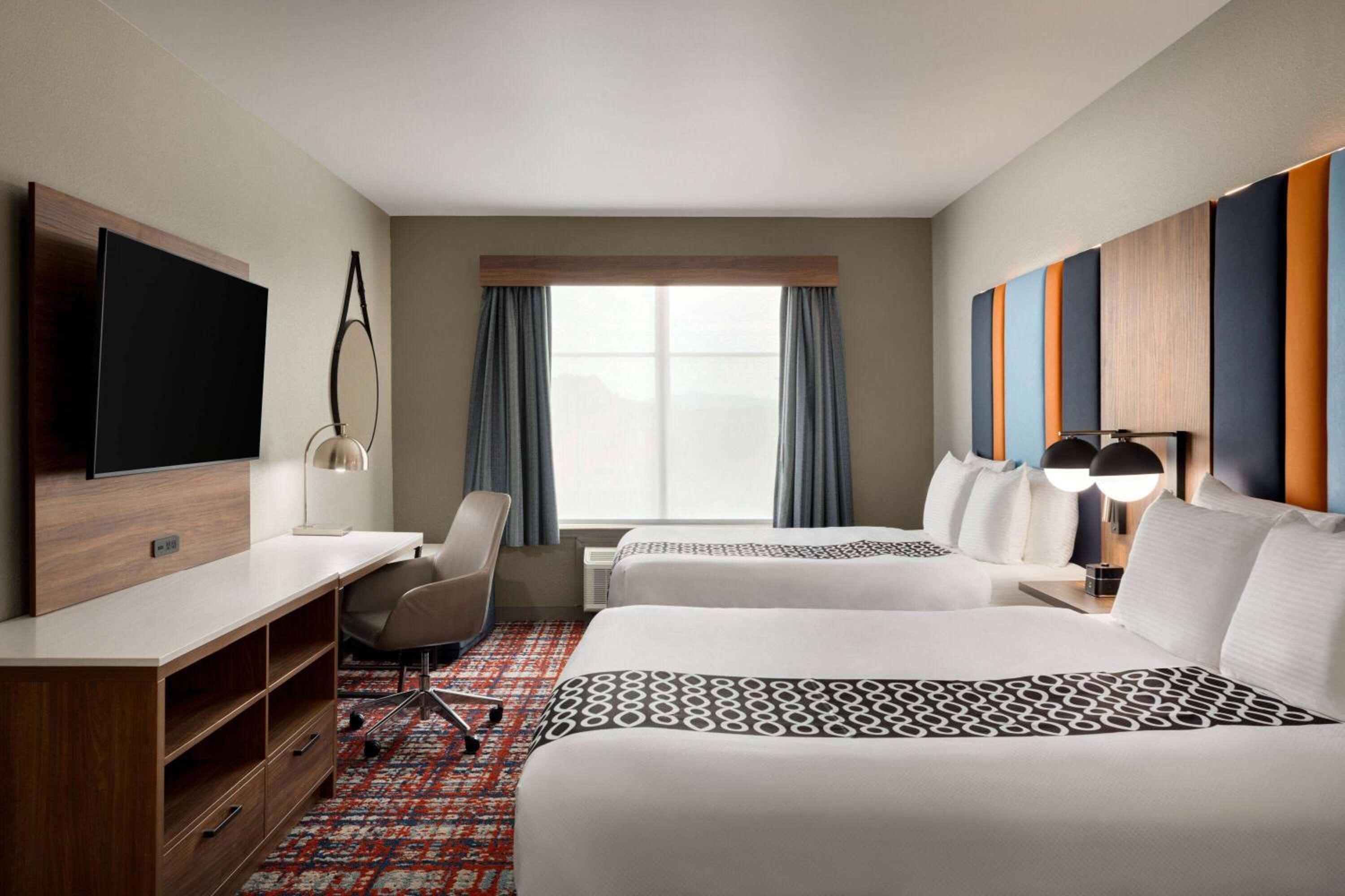 Deluxe Studio Suite with Two Queen Beds - Non-Smoking - Photo 2