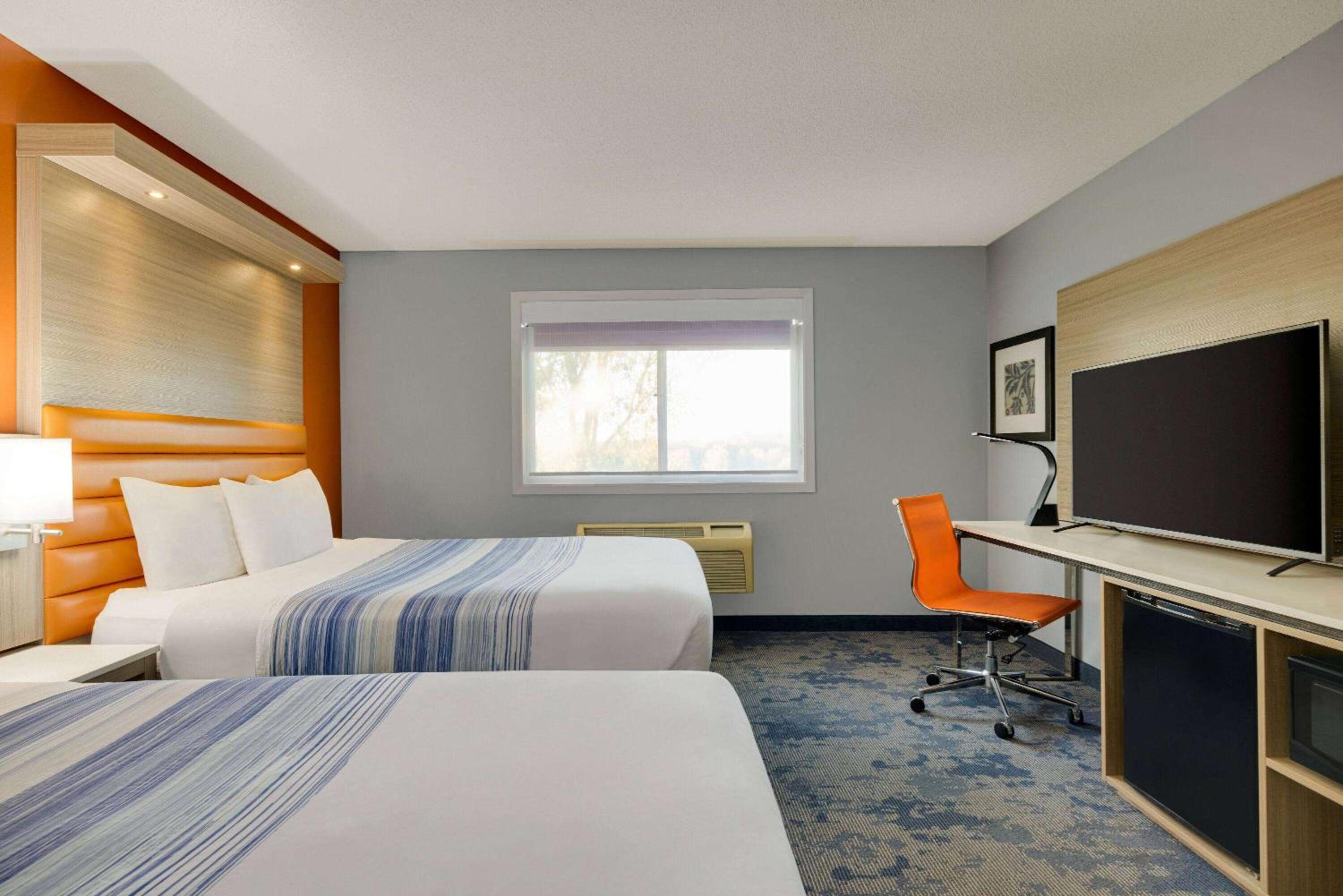 Queen Room with Two Queen Beds - Non-Smoking - Photo 2