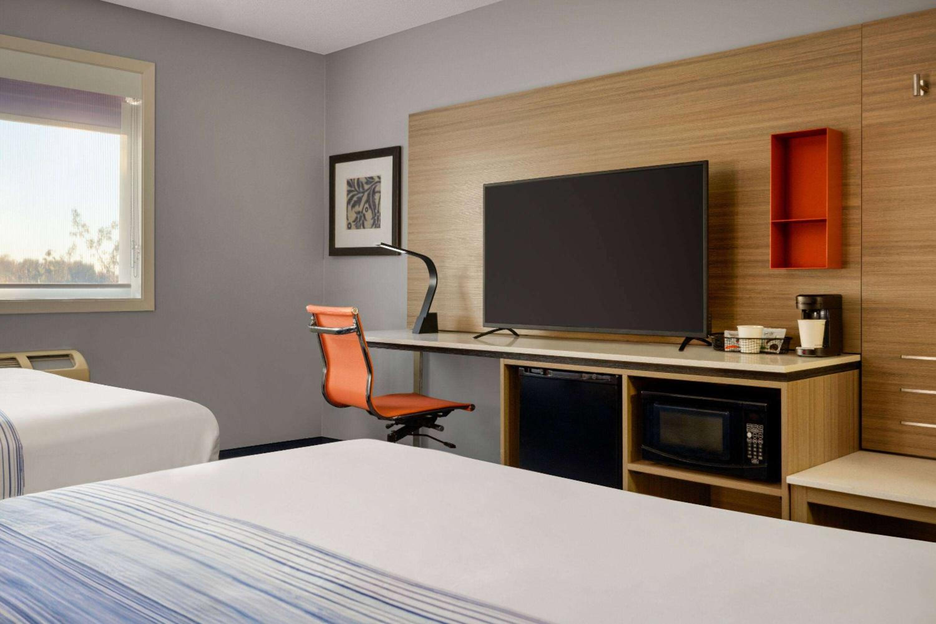 Queen Room with Two Queen Beds - Non-Smoking - Photo 7