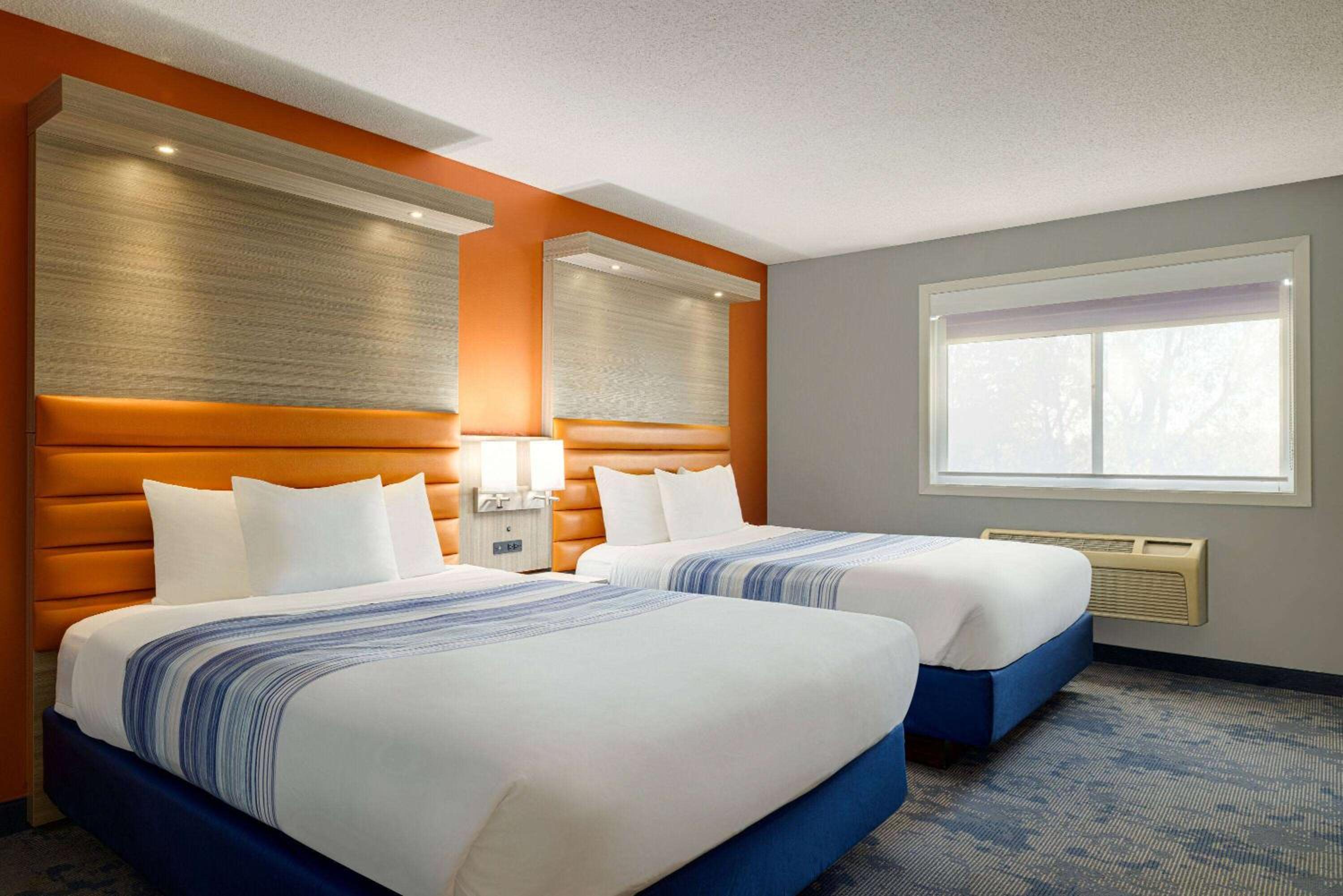 Queen Room with Two Queen Beds - Non-Smoking - Photo 1