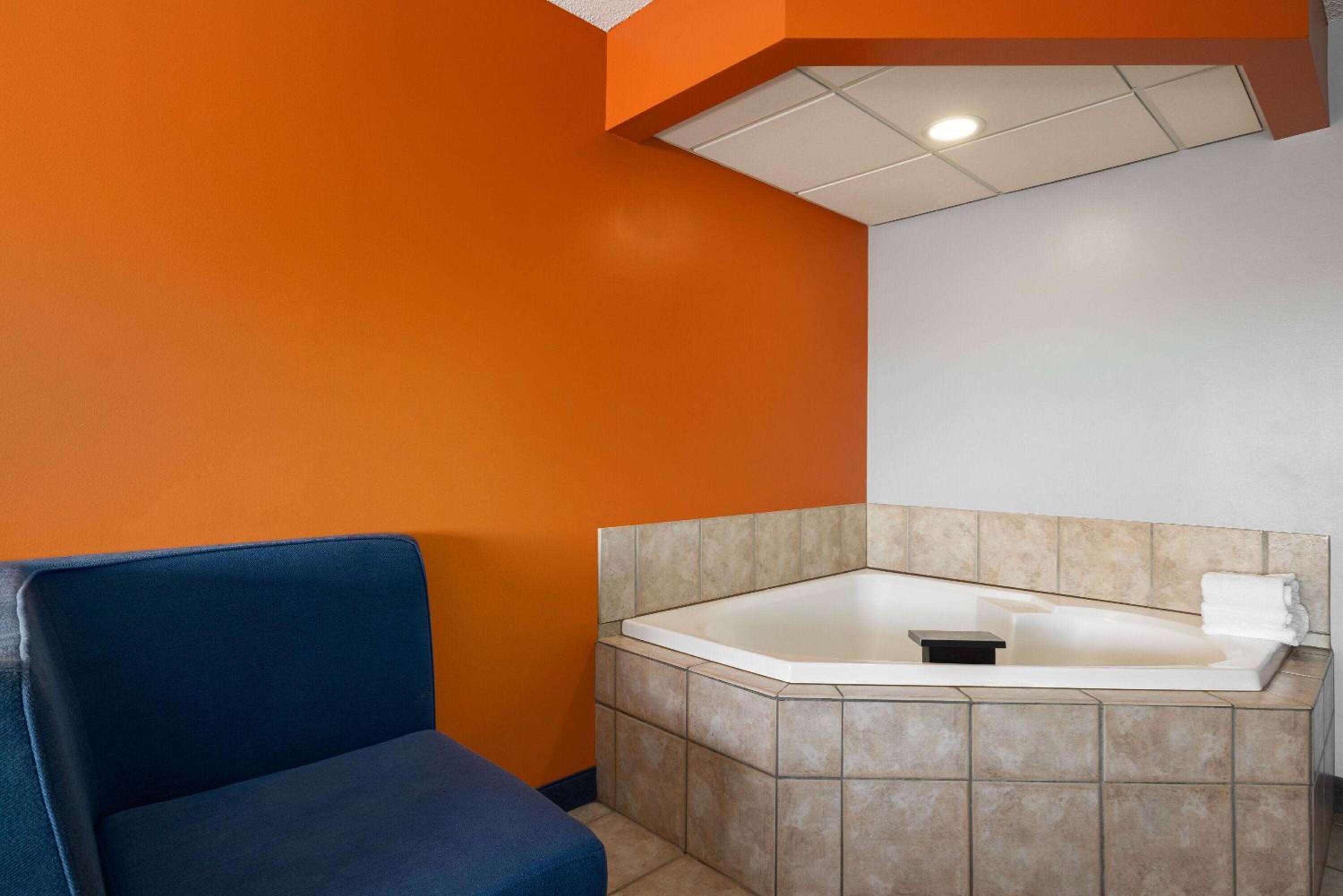 One-Bedroom Superior King Suite - Non-Smoking photo 2