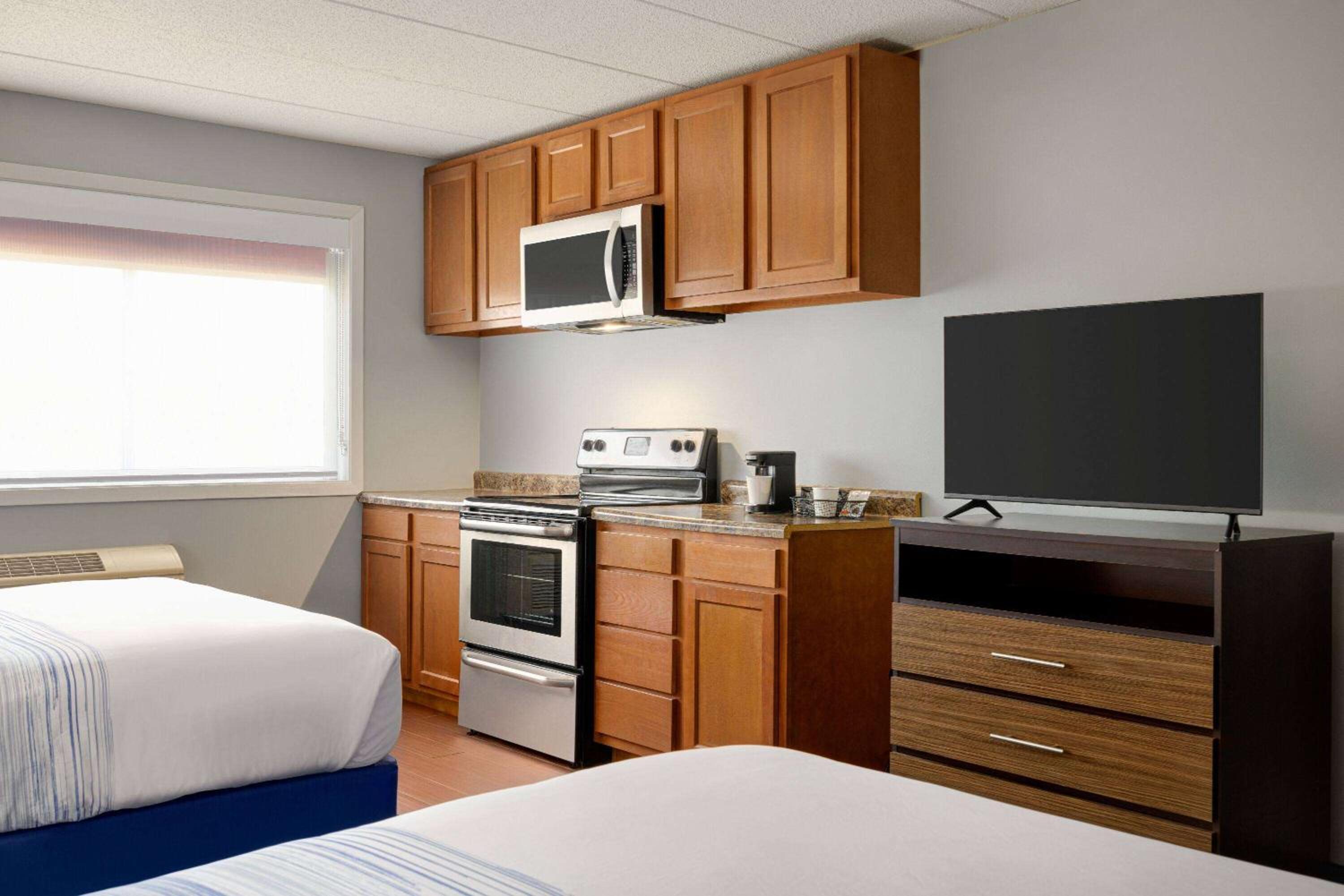 Studio Suite with Two Queen Beds - Non-Smoking - Photo 3