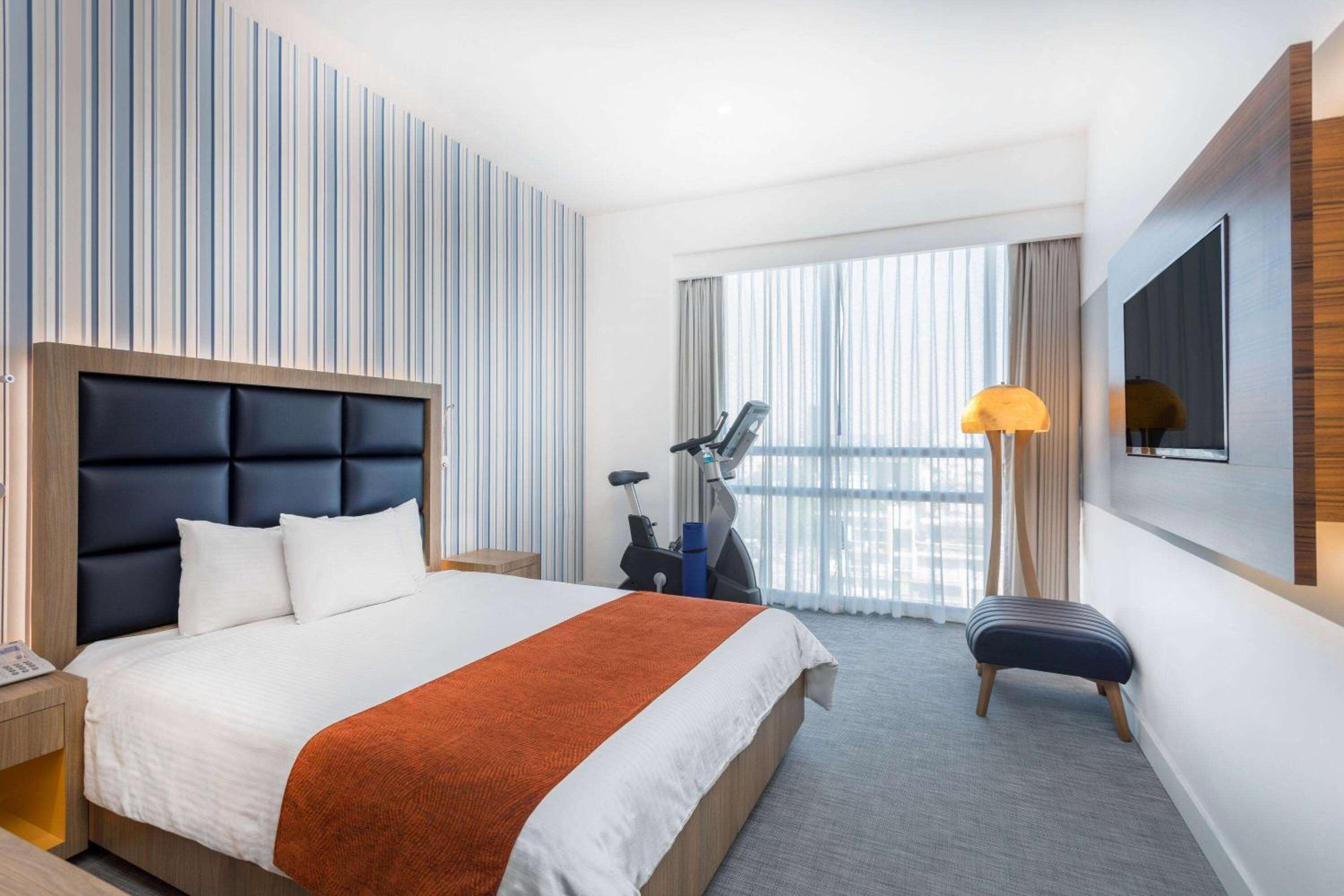 1 Queen Bed, Fitness Room, Non-Smoking photo 1