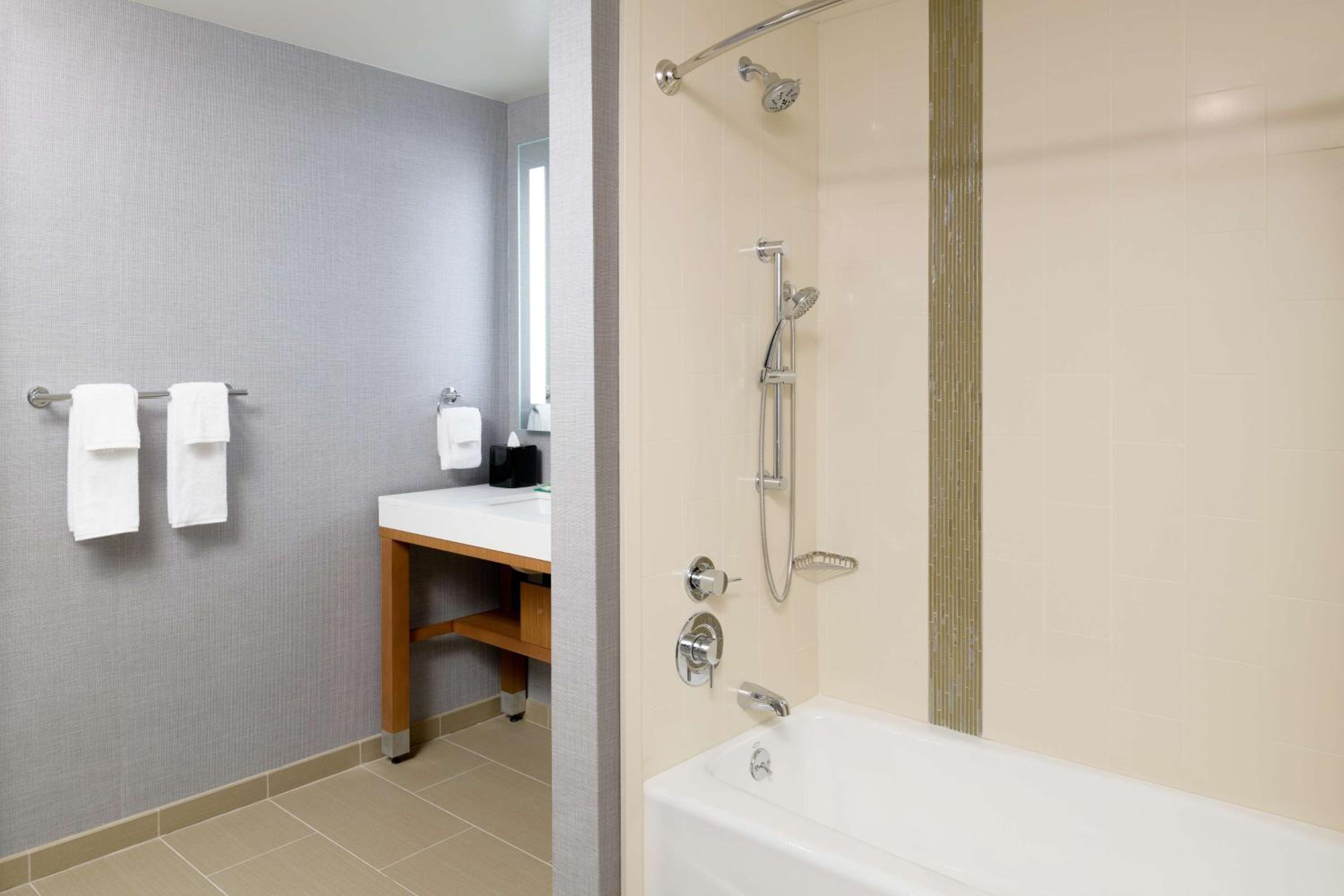 King Room with Accessible Tub, photo 7