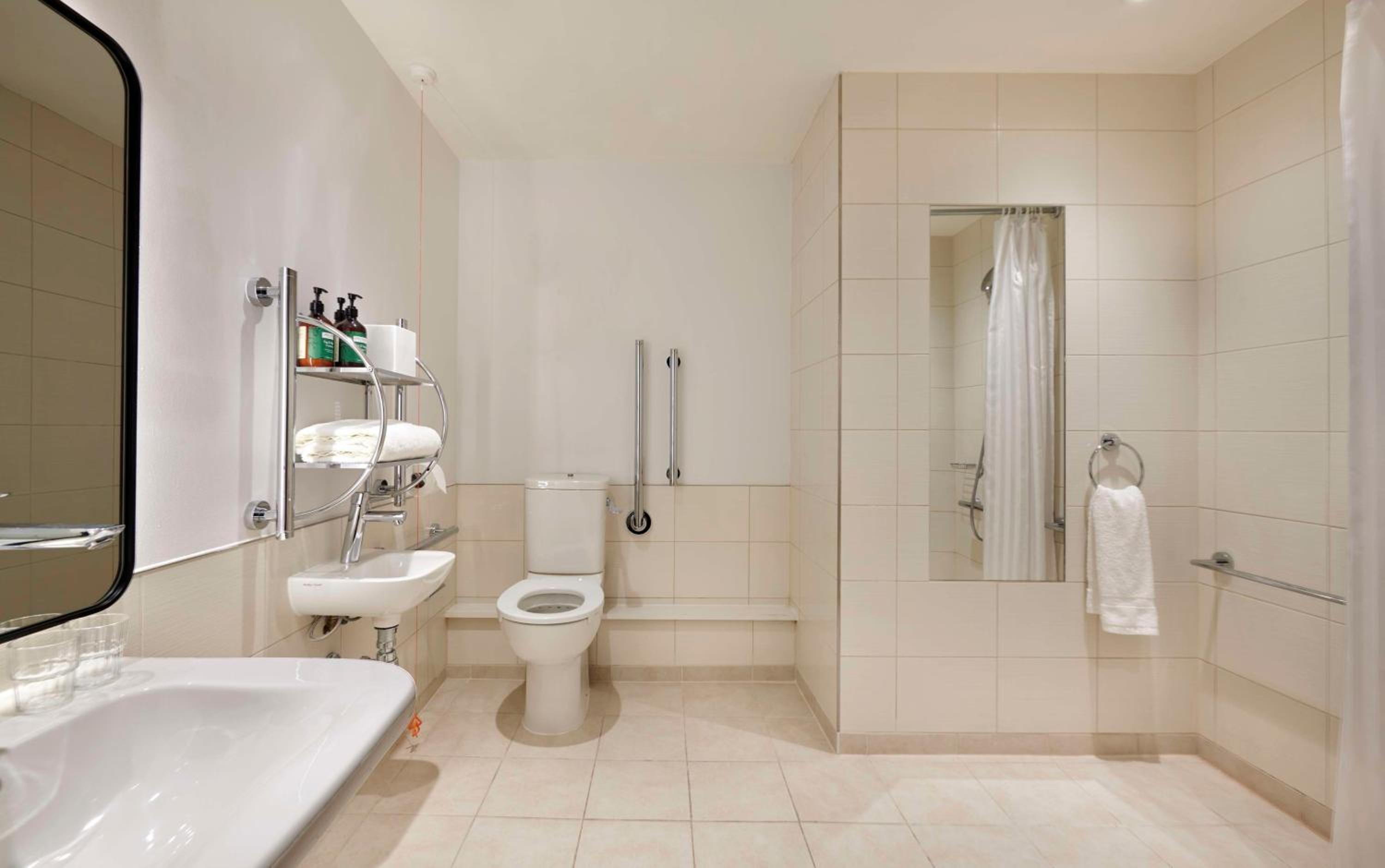 King Studio With Kitchenette - Accessible photo 2