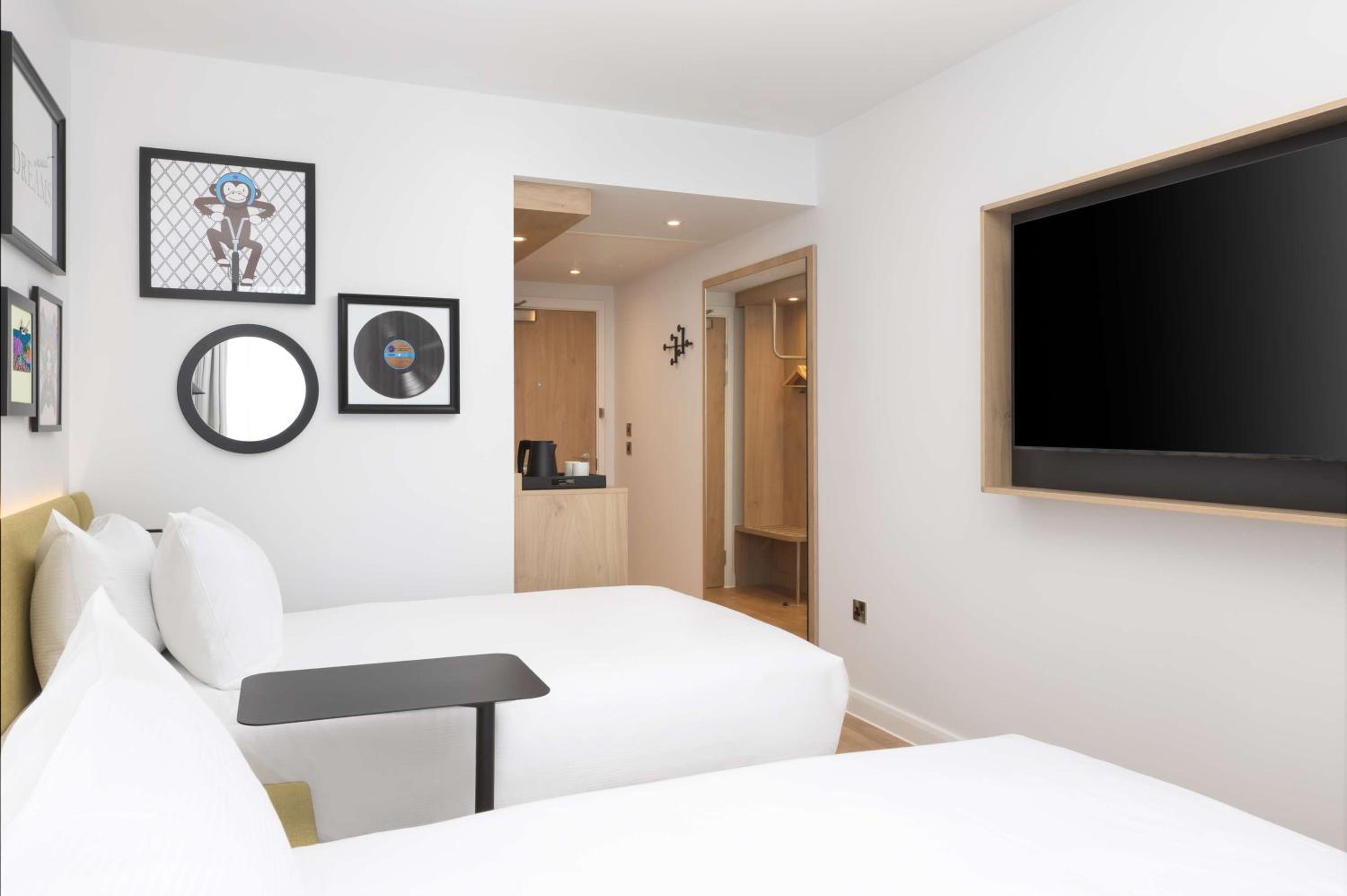 Twin Room - Photo 2