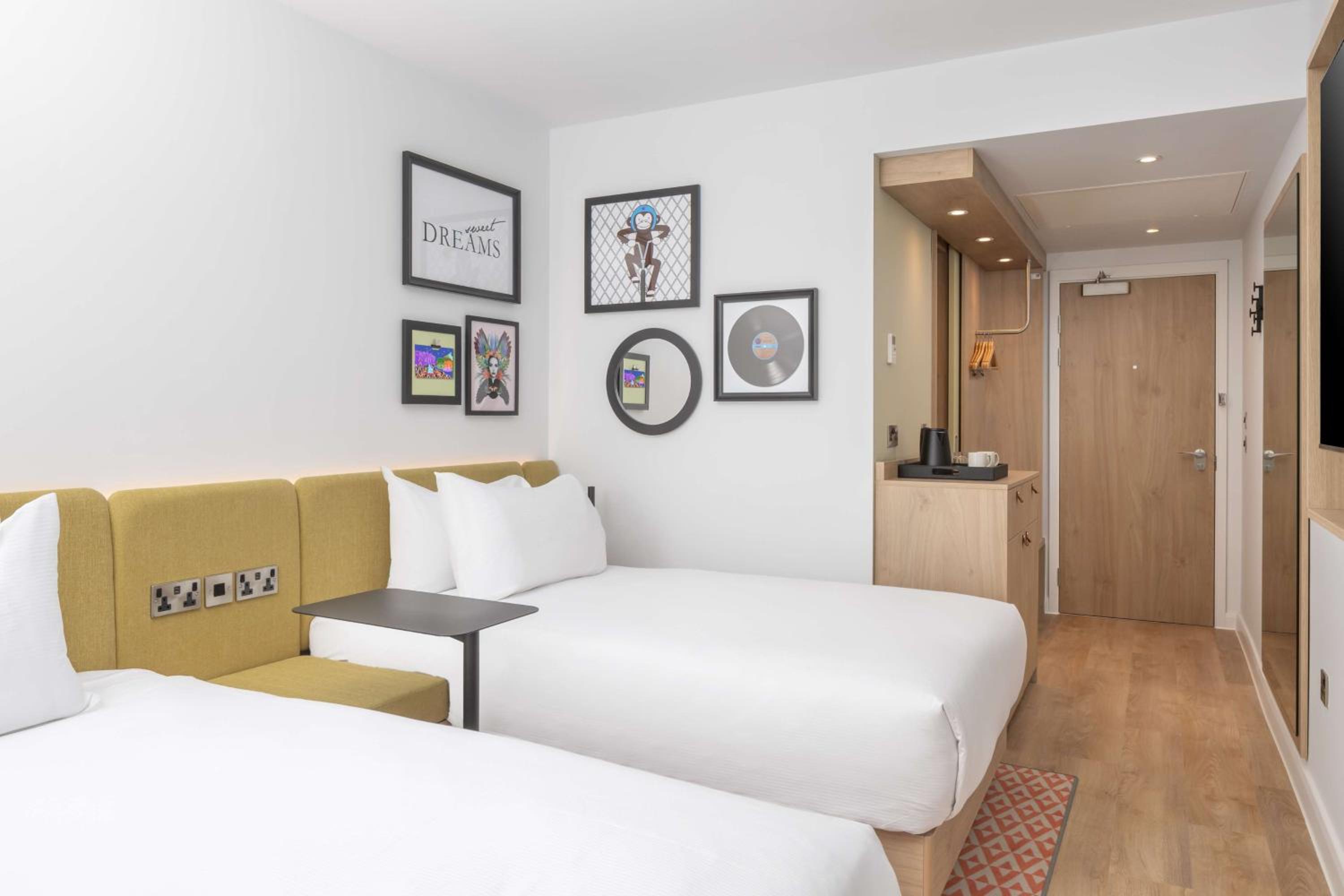 Twin Room - Photo 3