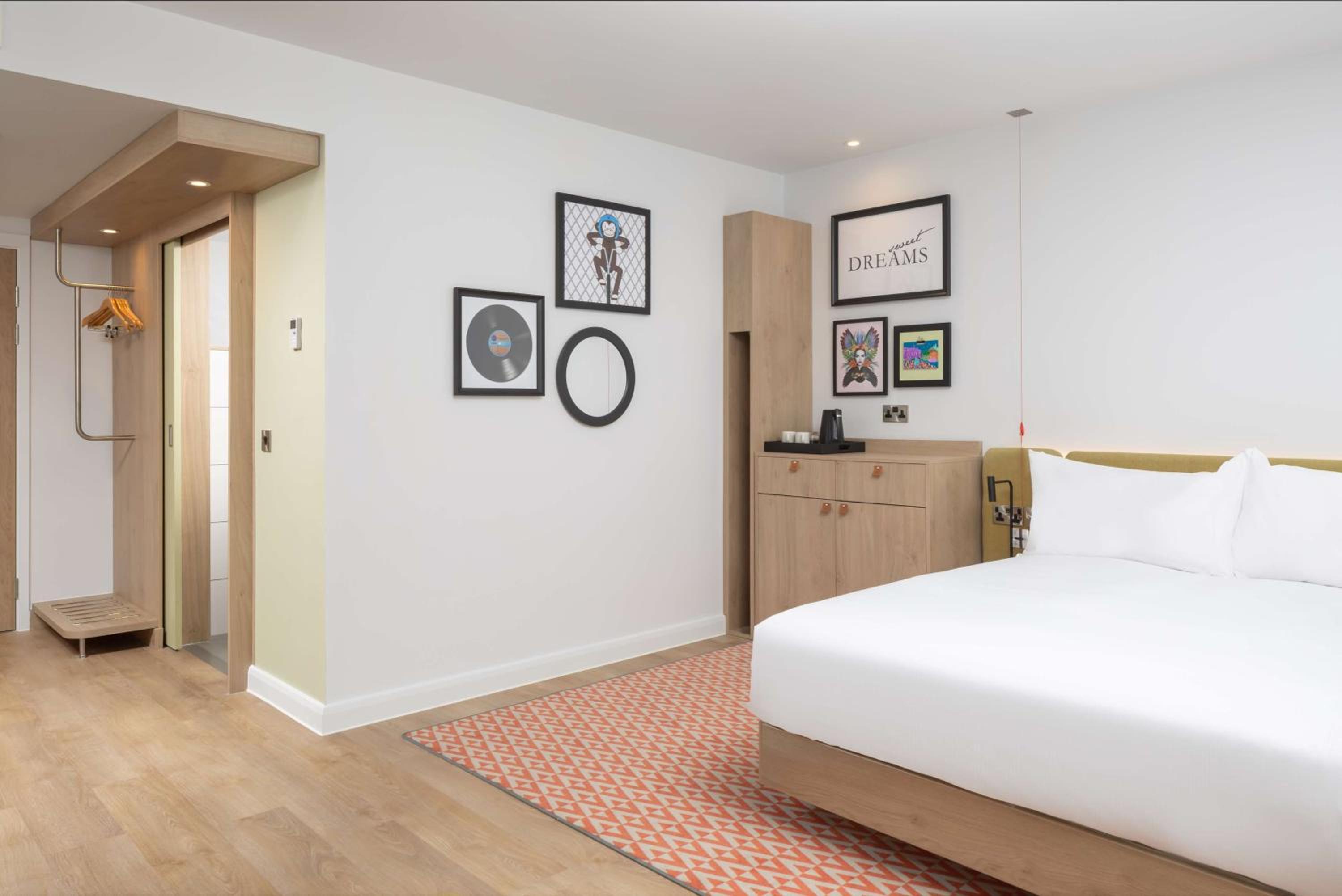 King Room - Mobility Accessible  - Photo 5