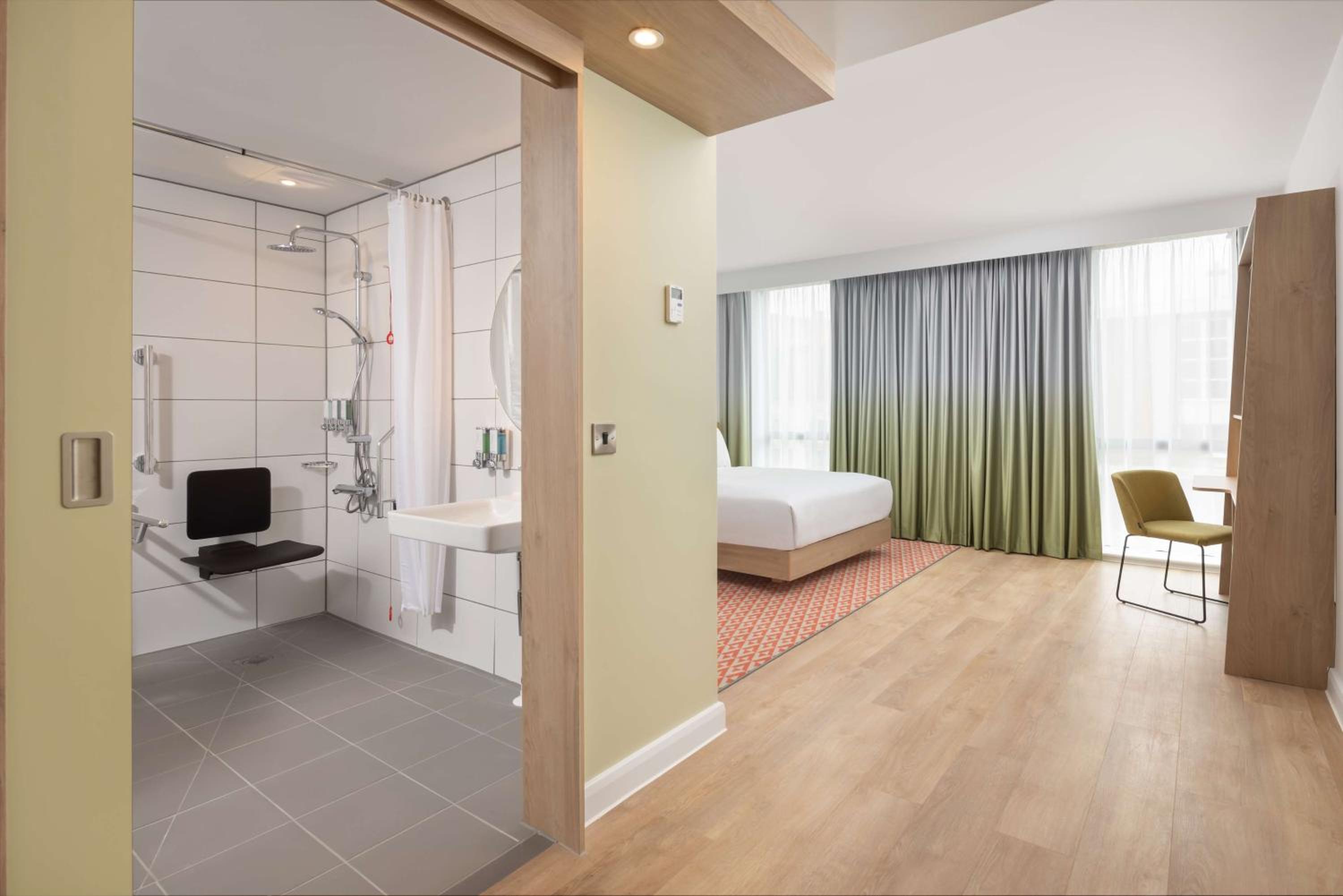 King Room - Mobility Accessible  - Photo 2