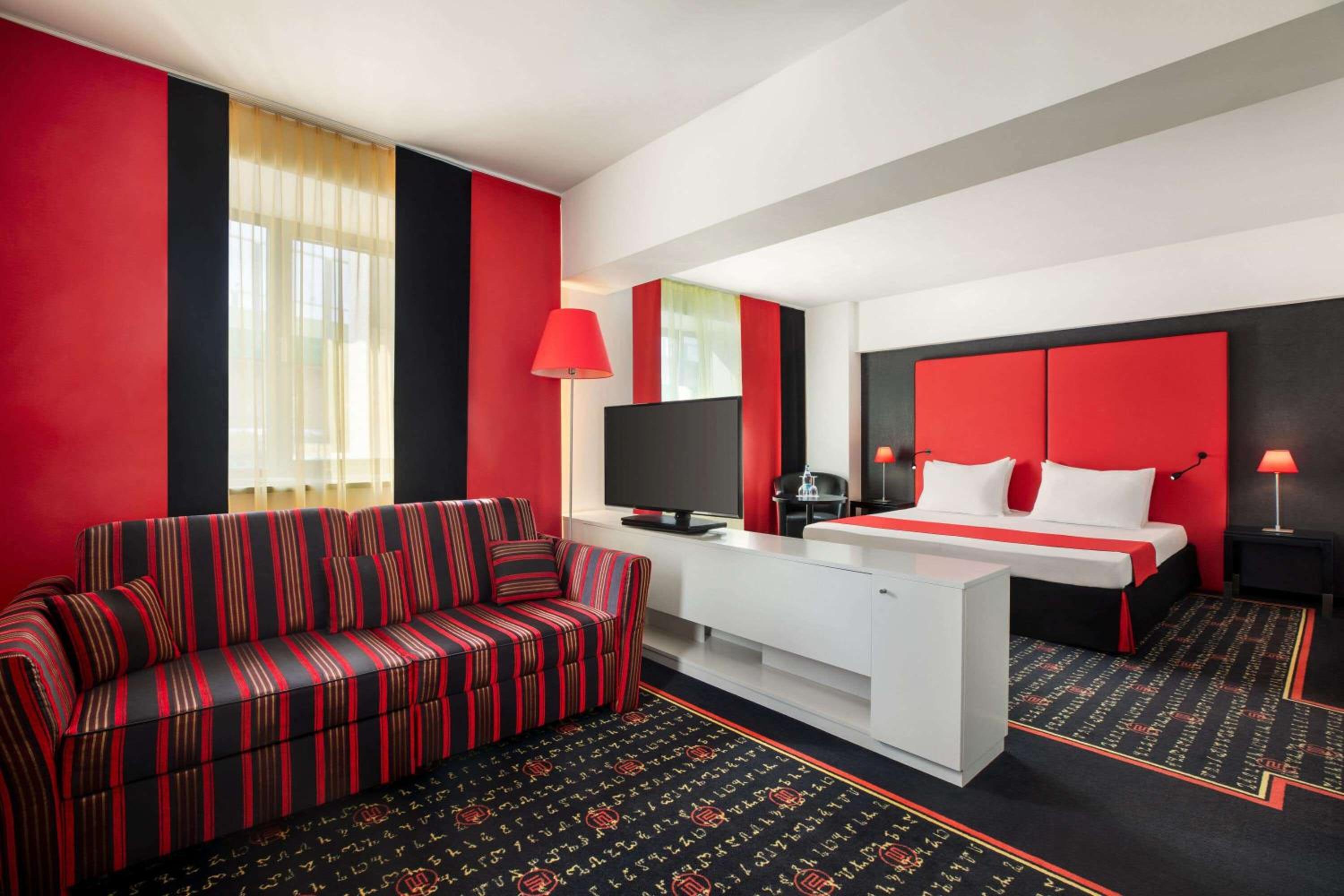 Suite - Photo 1