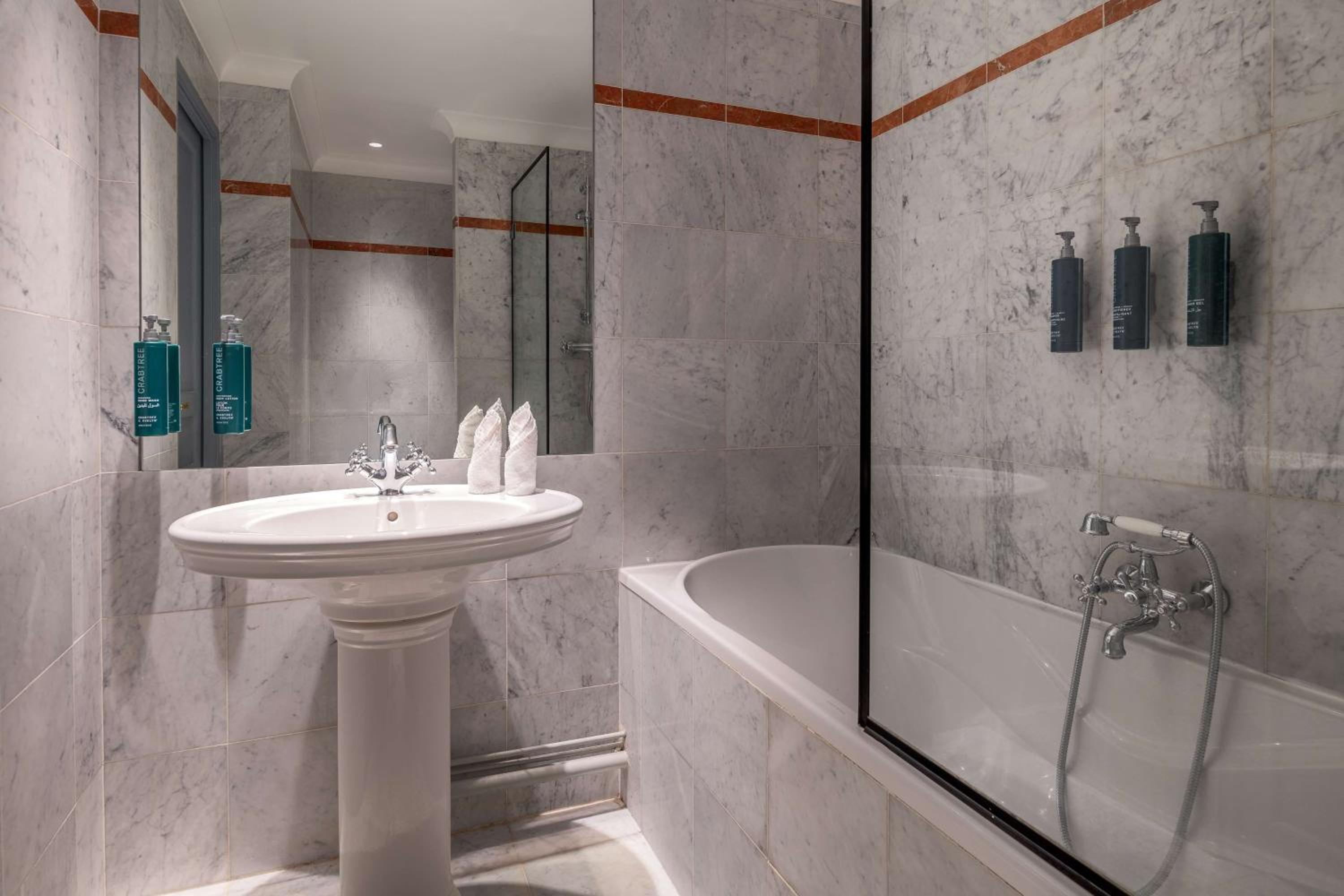 King Deluxe Room with Seine View - Photo 3