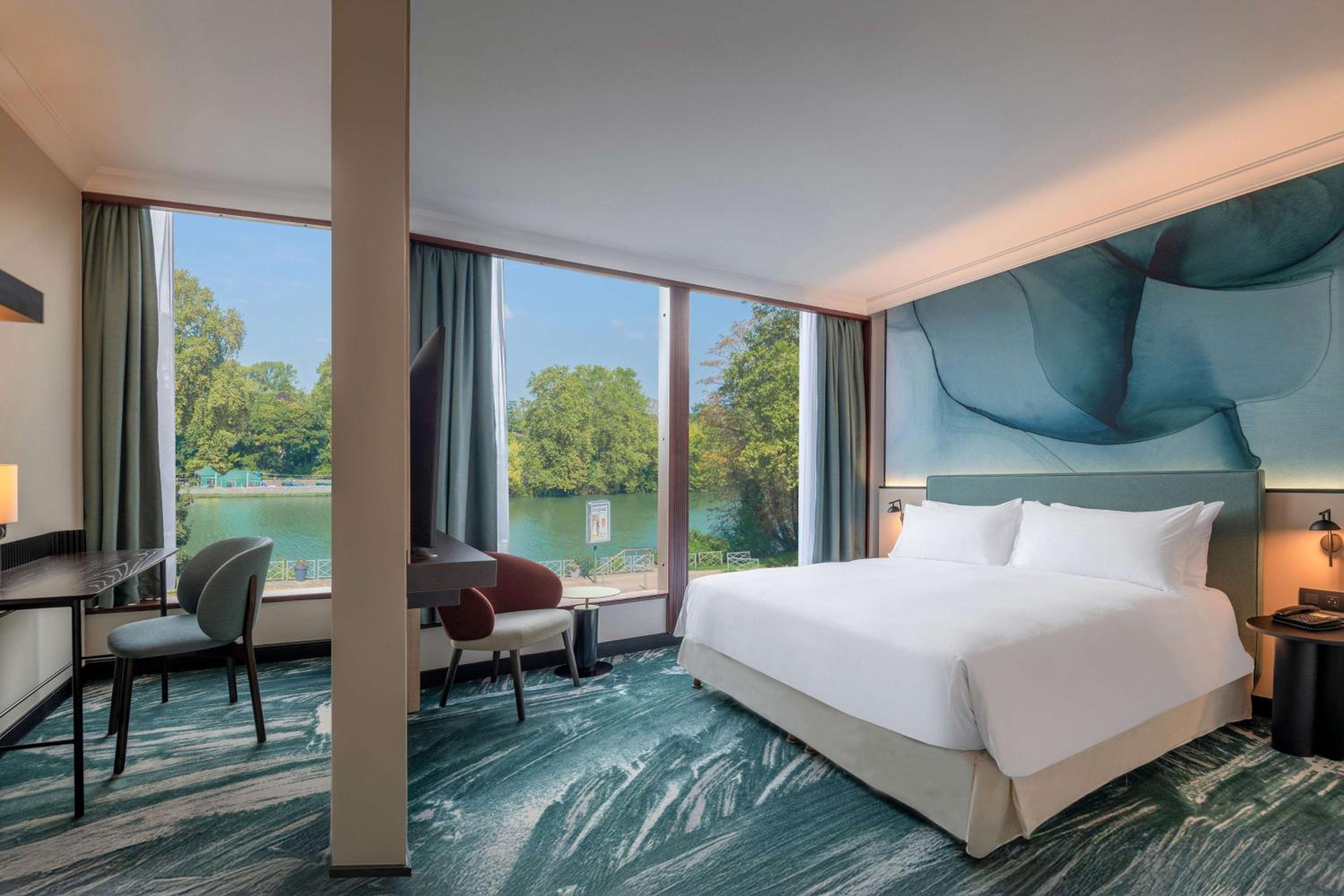 King Deluxe Room with Seine View - Photo 1